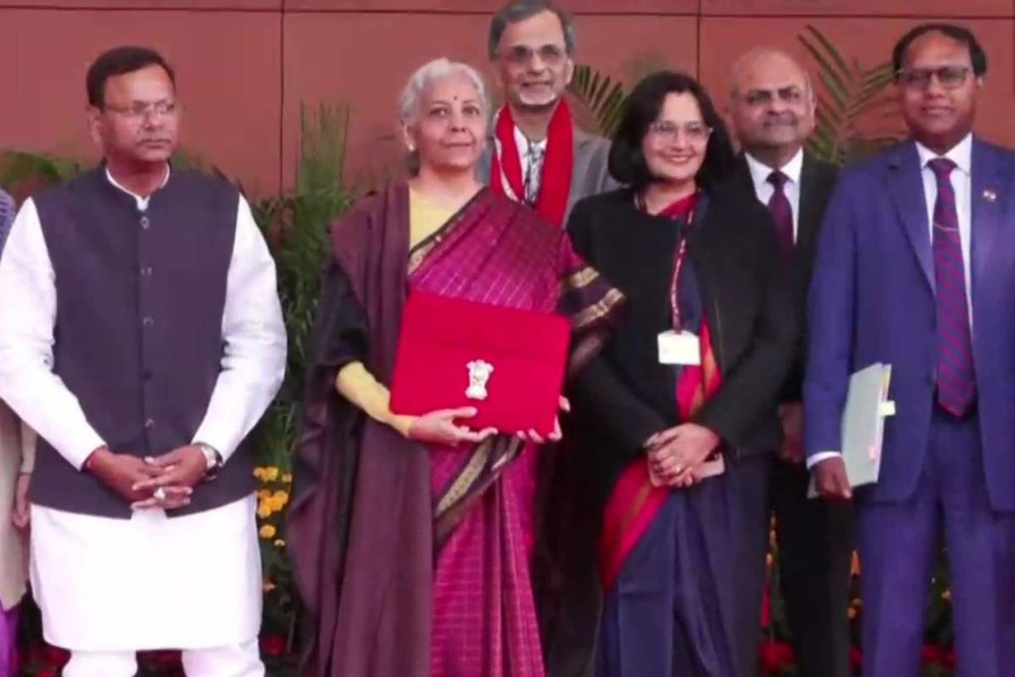 Budget 2026 LIVE Updates: കേന്ദ്ര ബജറ്റ് അവതരണത്തിന് മുന്നോടിയായി ധനമന്ത്രി നിര്മലാ സീതാരാമൻ രാഷ്ട്രപതിയെ കണ്ടു Budget 2026 LIVE Updates: കേന്ദ്ര ബജറ്റ് അവതരണത്തിന് മുന്നോടിയായി ധനമന്ത്രി നിര്മലാ സീതാരാമൻ രാഷ്ട്രപതിയെ കണ്ടു