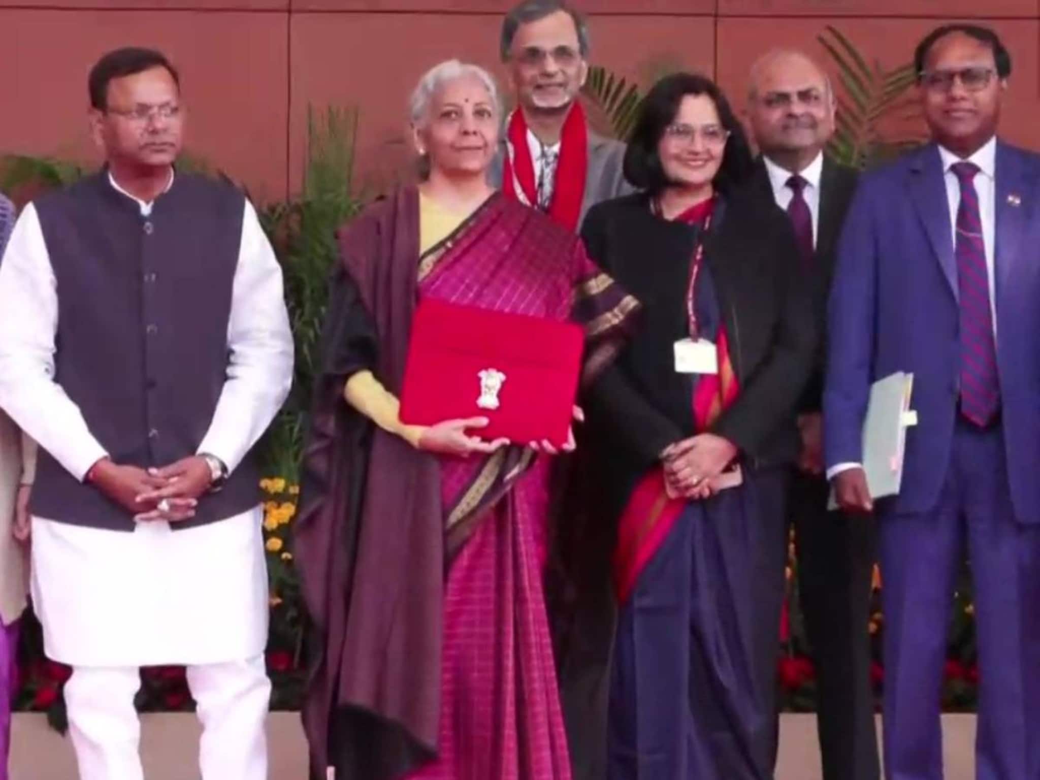 Budget 2026 LIVE Updates: തുടർച്ചയായ ഒൻപതാം ബജറ്റ്; നിർമലാ സീതാരാമന്റെ പ്രഖ്യാപനങ്ങൾക്ക് കാതോർത്ത് രാജ്യം