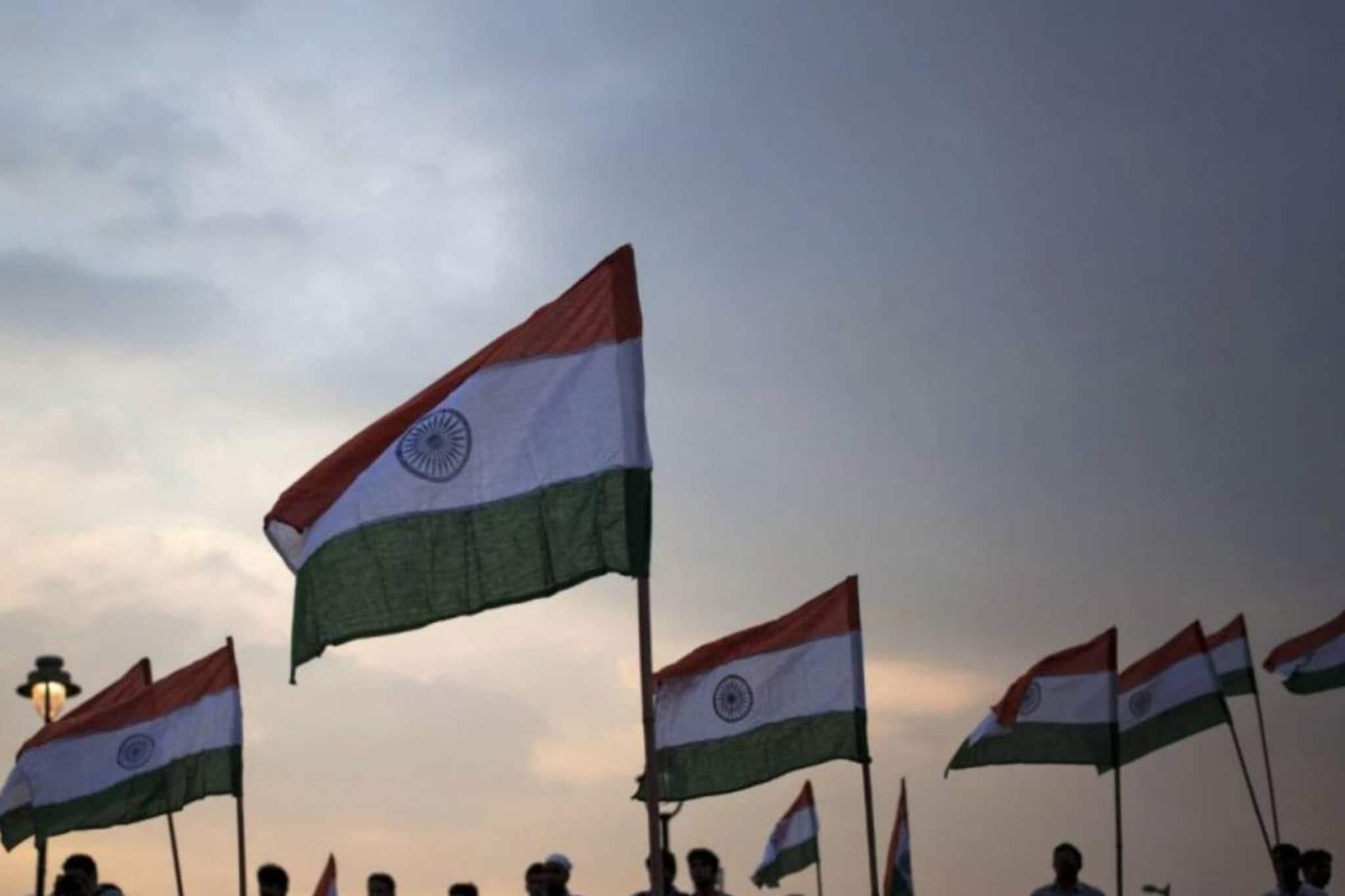 വന്ദേമാതരം; കോൺഗ്രസ് വെട്ടിമാറ്റിയ ഭാഗം ചേർത്തു; ദേശീയഗാനത്തിന് മുമ്പ് പാടണം; പുതിയ മാർഗനിർദേശങ്ങള്‍