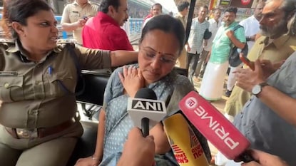 മന്ത്രി വീണാ ജോർജിനെ ആശുപത്രിയിലേക്ക് മാറ്റുന്നു മന്ത്രി വീണാ ജോർജിനെ ആശുപത്രിയിലേക്ക് മാറ്റുന്നു