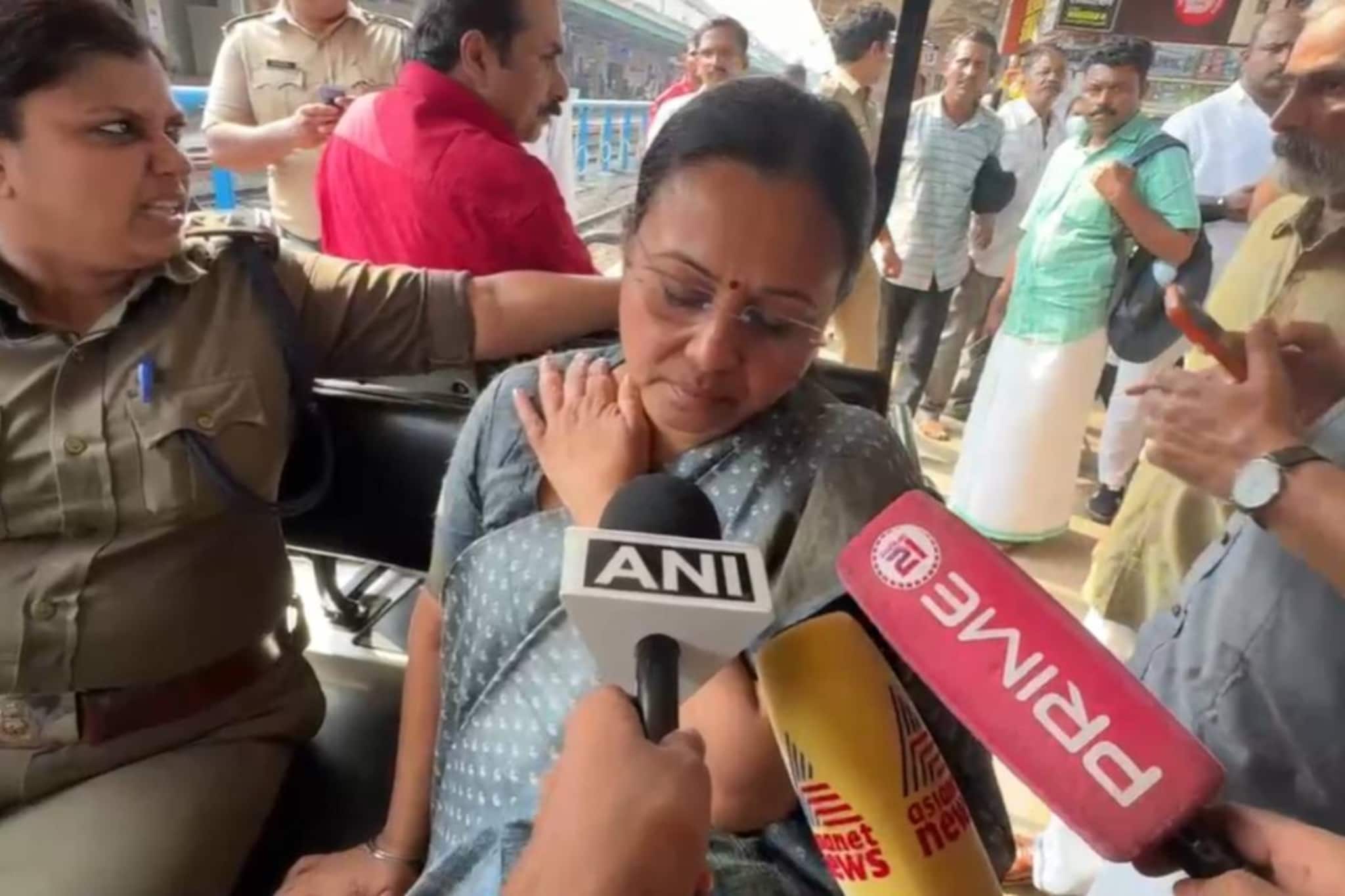 കണ്ണൂരിൽ യൂത്ത് കോൺഗ്രസ് പ്രതിഷേധത്തിനിടെ ആരോഗ്യമന്ത്രി വീണാ ജോർജിന് പരിക്ക്; ആശുപത്രിയിലേക്ക് മാറ്റി കണ്ണൂരിൽ യൂത്ത് കോൺഗ്രസ് പ്രതിഷേധത്തിനിടെ ആരോഗ്യമന്ത്രി വീണാ ജോർജിന് പരിക്ക്; ആശുപത്രിയിലേക്ക് മാറ്റി