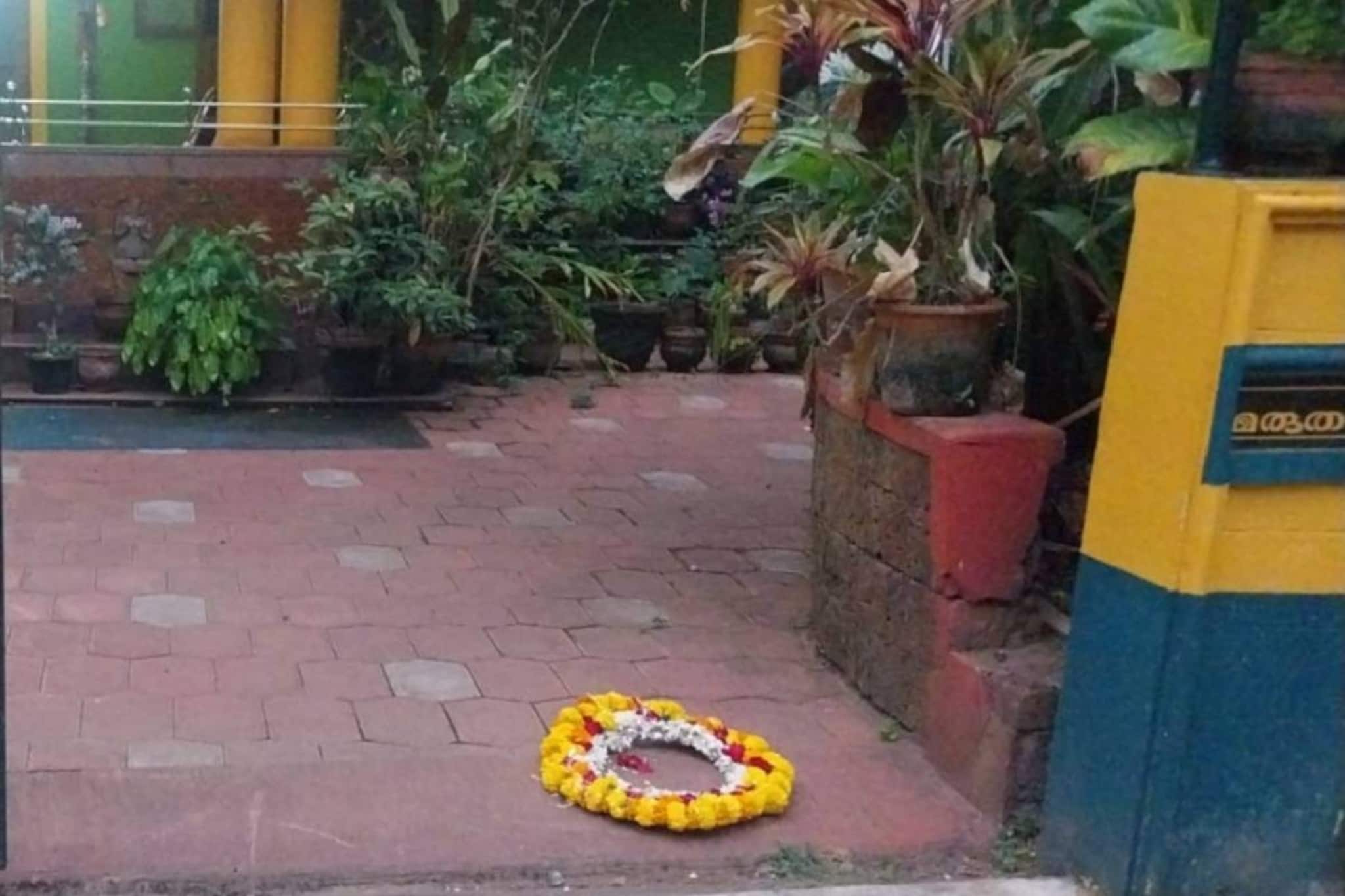 പയ്യന്നൂരിൽ വി കുഞ്ഞിക്കൃഷ്ണന്റെ പുസ്തകം ഏറ്റുവാങ്ങിയ എഴുത്തുകാരന്റെ കണ്ണൂരിലെ വീടിനു മുന്നിൽ റീത്ത് പയ്യന്നൂരിൽ വി കുഞ്ഞിക്കൃഷ്ണന്റെ പുസ്തകം ഏറ്റുവാങ്ങിയ എഴുത്തുകാരന്റെ കണ്ണൂരിലെ വീടിനു മുന്നിൽ റീത്ത്