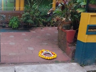 വീടിന് മുന്നില്‍ റീത്ത് വച്ച നിലയിൽ