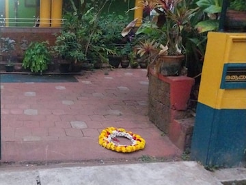 വീടിന് മുന്നില് റീത്ത് വച്ച നിലയിൽ വീടിന് മുന്നില് റീത്ത് വച്ച നിലയിൽ