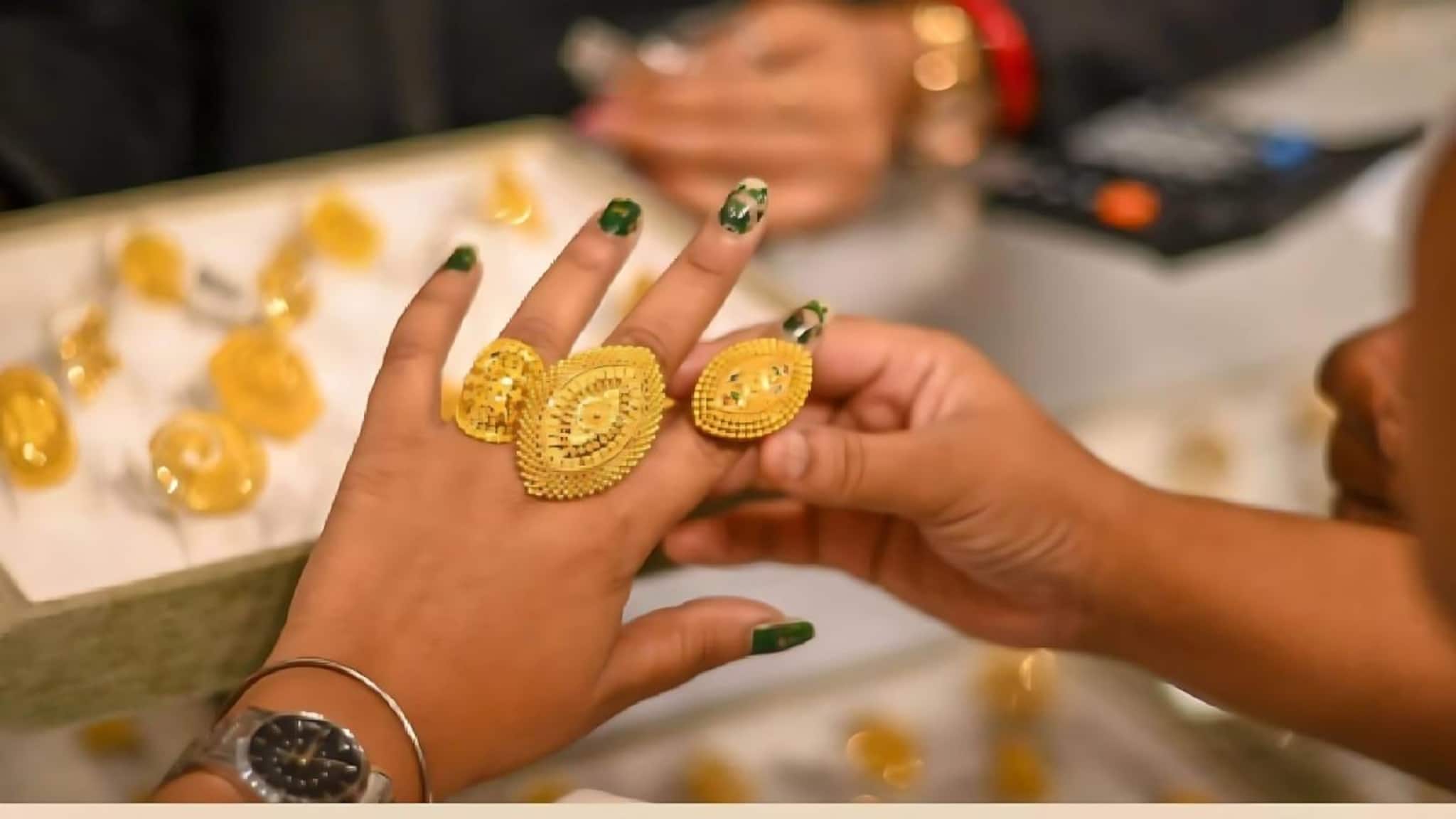 സ്വർണവിലയിൽ വീണ്ടും ഇടിവ് ; യുദ്ധം തുടർന്നാൽ പവൻ ലക്ഷത്തിനും താഴേക്ക്