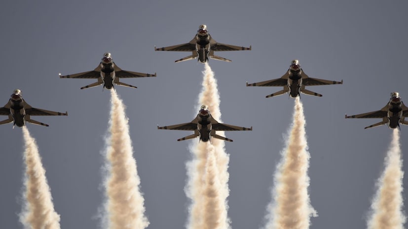 ആധുനിക യുദ്ധതന്ത്രങ്ങളിൽ വ്യോമാക്രമണങ്ങളെ പ്രതിരോധിക്കുക എന്നത് ഏതൊരു രാജ്യത്തിന്റെയും നിലനിൽപ്പിന് അത്യന്താപേക്ഷിതമാണ്. മിസൈലുകളെയും ഡ്രോണുകളെയും ആകാശത്തുവെച്ച് തന്നെ തകർക്കാൻ ശേഷിയുള്ള അത്യാധുനിക പ്രതിരോധ കവചങ്ങൾ വികസിപ്പിച്ചെടുക്കുന്നതിൽ ലോകരാജ്യങ്ങൾ തമ്മിൽ വലിയ മത്സരമാണ് നടക്കുന്നത്. നിലവിൽ ലോകത്തെ ഏറ്റവും കരുത്തുറ്റ എയർ ഡിഫൻസ് സംവിധാനങ്ങളുള്ള രാജ്യങ്ങളെ പരിചയപ്പെടാം. ആധുനിക യുദ്ധതന്ത്രങ്ങളിൽ വ്യോമാക്രമണങ്ങളെ പ്രതിരോധിക്കുക എന്നത് ഏതൊരു രാജ്യത്തിന്റെയും നിലനിൽപ്പിന് അത്യന്താപേക്ഷിതമാണ്. മിസൈലുകളെയും ഡ്രോണുകളെയും ആകാശത്തുവെച്ച് തന്നെ തകർക്കാൻ ശേഷിയുള്ള അത്യാധുനിക പ്രതിരോധ കവചങ്ങൾ വികസിപ്പിച്ചെടുക്കുന്നതിൽ ലോകരാജ്യങ്ങൾ തമ്മിൽ വലിയ മത്സരമാണ് നടക്കുന്നത്. നിലവിൽ ലോകത്തെ ഏറ്റവും കരുത്തുറ്റ എയർ ഡിഫൻസ് സംവിധാനങ്ങളുള്ള രാജ്യങ്ങളെ പരിചയപ്പെടാം.