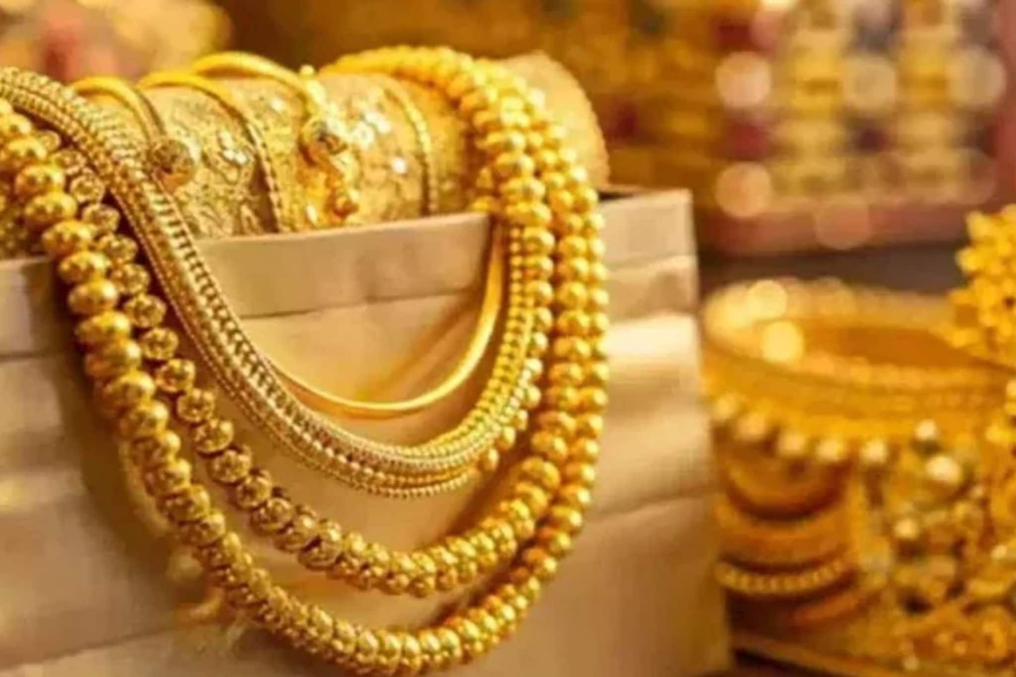 GOLD PRICE : സ്വർണവില താഴേക്ക്; കുറഞ്ഞ് കുറഞ്ഞ് 70,000 എത്തുമോ? ആകാംക്ഷയിൽ ഉപഭോക്താക്കൾ
