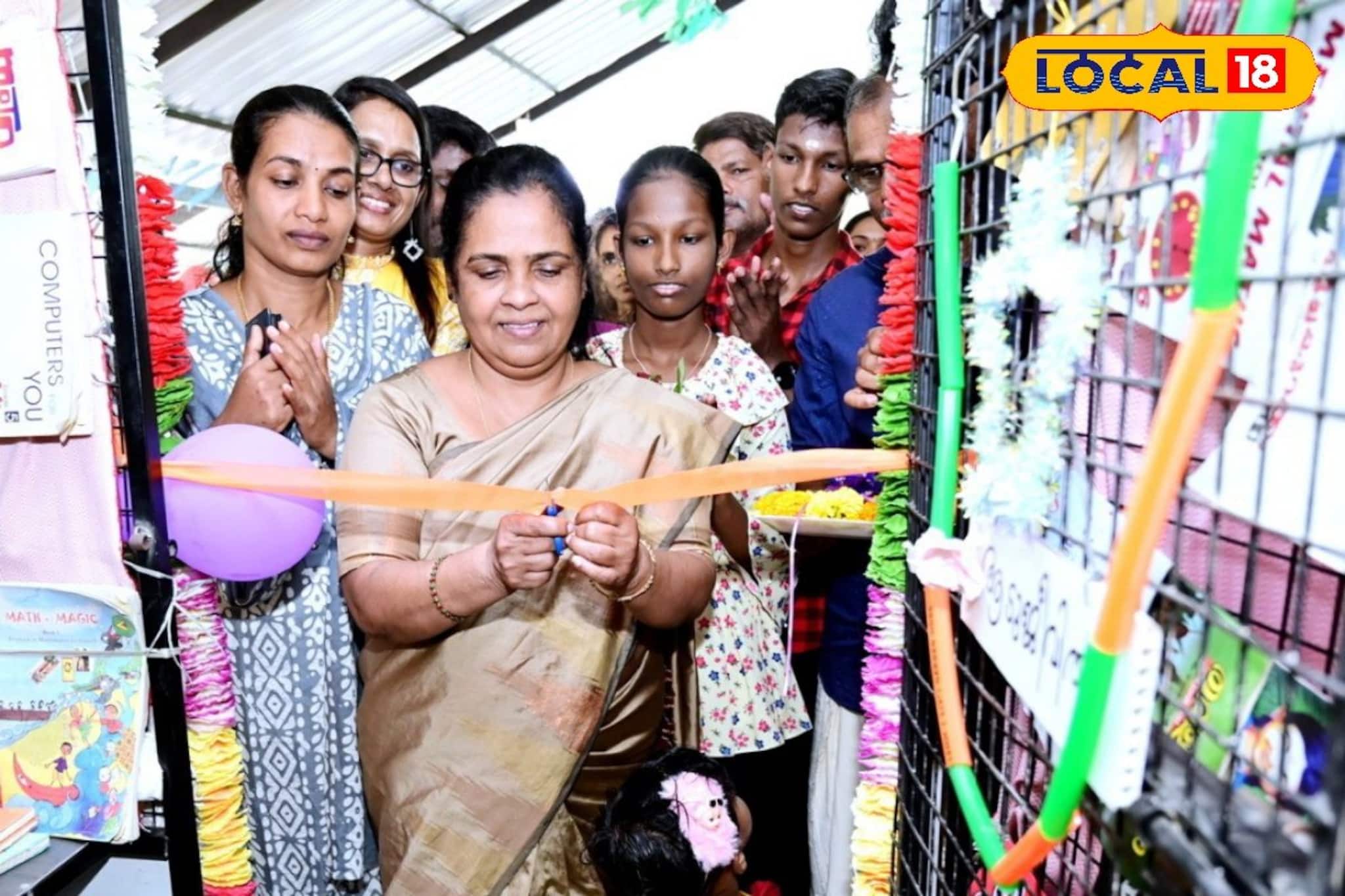 വായനയ്ക്കായി വീടുകളിൽ ഹോം ലൈബ്രറി സജ്ജമാക്കി ഒരു ഗ്രാമം