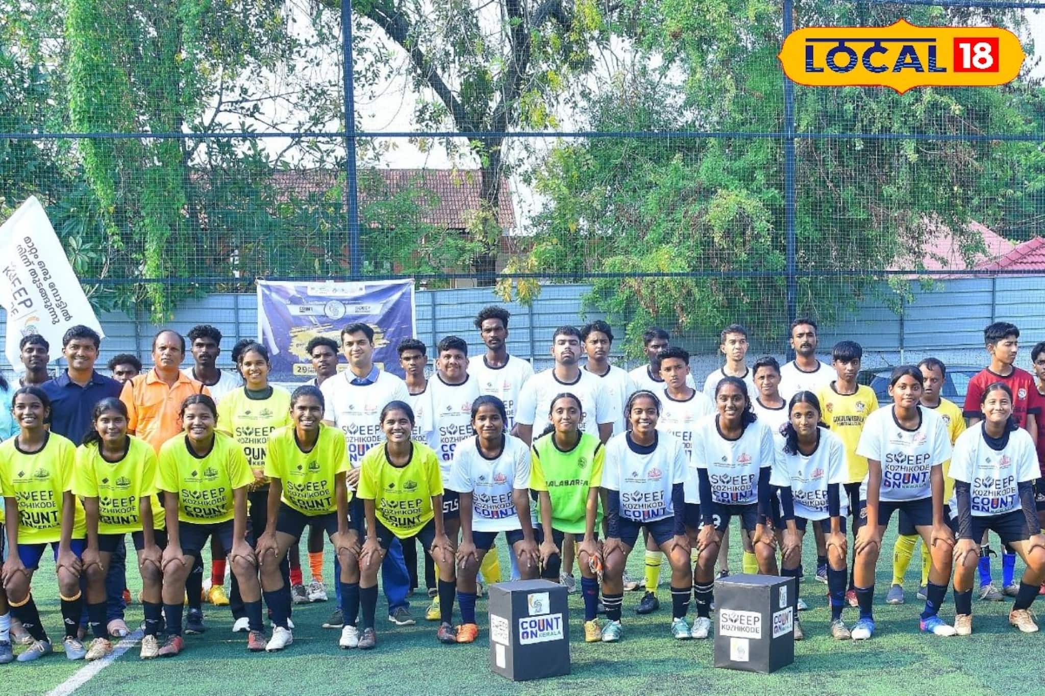 വോട്ടുറപ്പിക്കാൻ ഒരു 'ഗോൾ'; കോഴിക്കോട് ബീച്ചിൽ ആവേശമായി സ്വീപ്പ് സൗഹൃദ ഫുട്ബോൾ മത്സരം