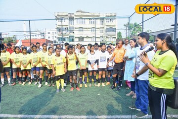 വോട്ടുറപ്പിക്കാൻ ഒരു 'ഗോൾ'; കോഴിക്കോട് ബീച്ചിൽ ആവേശമായി സ്വീപ്പ് സൗഹൃദ ഫുട്ബോൾ മത്സരം