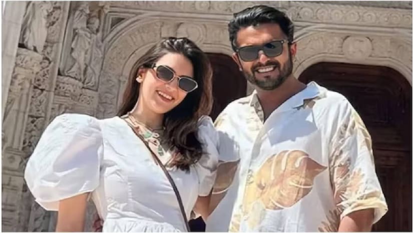 കേവലം മൂന്നു വർഷങ്ങൾക്കുള്ളിൽ അത്യാർഭാടപൂർവം കൊണ്ടാടിയ വിവാഹം പിരിഞ്ഞ് നടി ഹൻസിക മോട്വാനി (Hansika Motwani). വിവാഹമോചനത്തിൽ എത്തുന്നതിനും മുൻപേ, ഹൻസികയും സൊഹെയ്ൽ ഖത്തൂരിയയും വേർപിരിഞ്ഞ് താമസിക്കാൻ ആരംഭിച്ചിരുന്നു. ഒരു നീണ്ട കാലത്തെ പ്രണയത്തിനൊടുവിലാണ് ഹൻസികയും സൊഹെയ്ലും വിവാഹം ചെയ്തത്. 2022ൽ പാരീസിലെ ഐഫൽ ടവറിന്റെ മുന്നിൽ വച്ച് നടത്തിയ പ്രൊപോസൽ വൈറലായിരുന്നു. ഇതിന്റെ ചിത്രങ്ങളും മറ്റും ഹൻസിക ഇൻസ്റ്റഗ്രാം അക്കൗണ്ട് വഴി പോസ്റ്റ് ചെയ്തിരുന്നു. അതിനു ശേഷം നടന്ന വിവാഹത്തിലുമുണ്ട് ആഡംബരം കേവലം മൂന്നു വർഷങ്ങൾക്കുള്ളിൽ അത്യാർഭാടപൂർവം കൊണ്ടാടിയ വിവാഹം പിരിഞ്ഞ് നടി ഹൻസിക മോട്വാനി (Hansika Motwani). വിവാഹമോചനത്തിൽ എത്തുന്നതിനും മുൻപേ, ഹൻസികയും സൊഹെയ്ൽ ഖത്തൂരിയയും വേർപിരിഞ്ഞ് താമസിക്കാൻ ആരംഭിച്ചിരുന്നു. ഒരു നീണ്ട കാലത്തെ പ്രണയത്തിനൊടുവിലാണ് ഹൻസികയും സൊഹെയ്ലും വിവാഹം ചെയ്തത്. 2022ൽ പാരീസിലെ ഐഫൽ ടവറിന്റെ മുന്നിൽ വച്ച് നടത്തിയ പ്രൊപോസൽ വൈറലായിരുന്നു. ഇതിന്റെ ചിത്രങ്ങളും മറ്റും ഹൻസിക ഇൻസ്റ്റഗ്രാം അക്കൗണ്ട് വഴി പോസ്റ്റ് ചെയ്തിരുന്നു. അതിനു ശേഷം നടന്ന വിവാഹത്തിലുമുണ്ട് ആഡംബരം