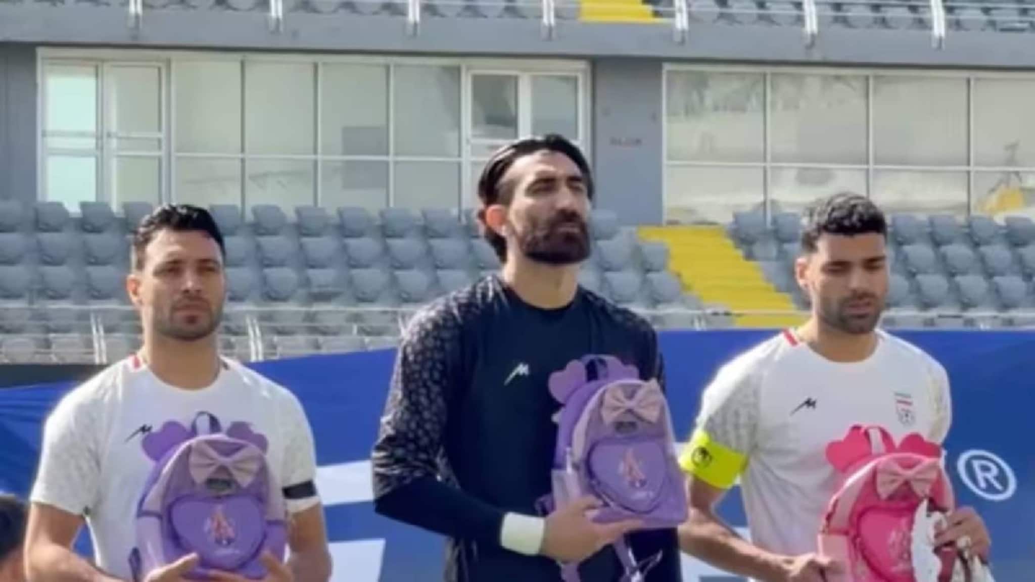 മിനാബ് സ്കൂൾ ദുരന്തത്തിൽ കൊല്ലപ്പെട്ട കുരുന്നുകൾക്ക് ആദരം; സ്കൂൾ ബാഗുകൾ നെഞ്ചോട് ചേർത്ത് ഇറാൻ ഫുട്ബോൾ ടീം