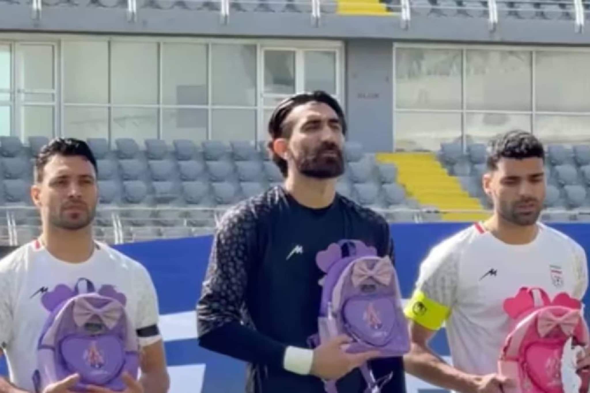 മിനാബ് സ്കൂൾ ദുരന്തത്തിൽ കൊല്ലപ്പെട്ട കുരുന്നുകൾക്ക് ആദരം; സ്കൂൾ ബാഗുകൾ നെഞ്ചോട് ചേർത്ത് ഇറാൻ ഫുട്ബോൾ ടീം