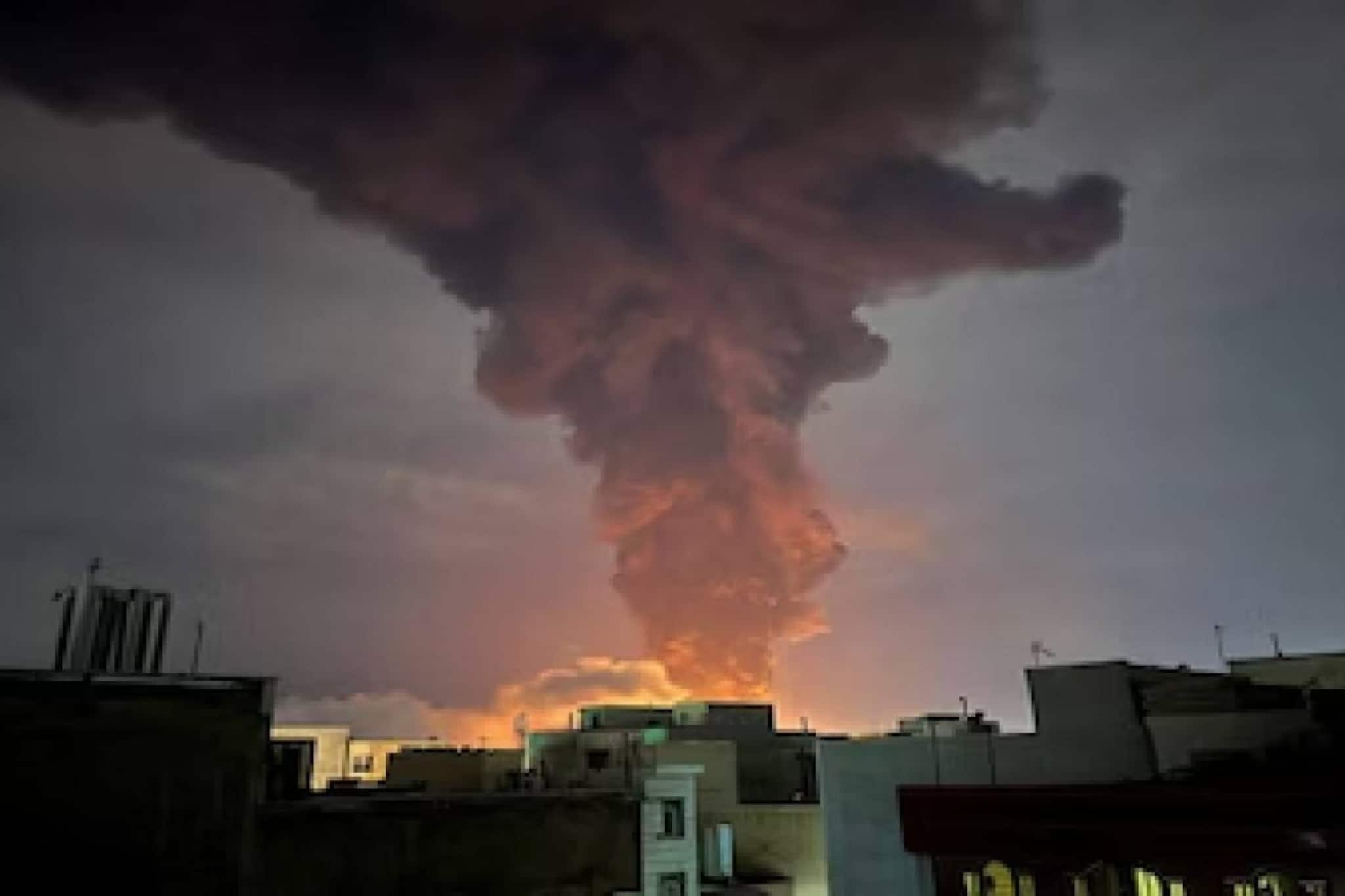 ഇറാന്റെ ഇന്ധനശൃംഖല ലക്ഷ്യമിട്ട് ഇസ്രായേൽ; ടെഹ്‌റാനിലെ എണ്ണ സംഭരണശാലകളിൽ വൻ സ്ഫോടനം