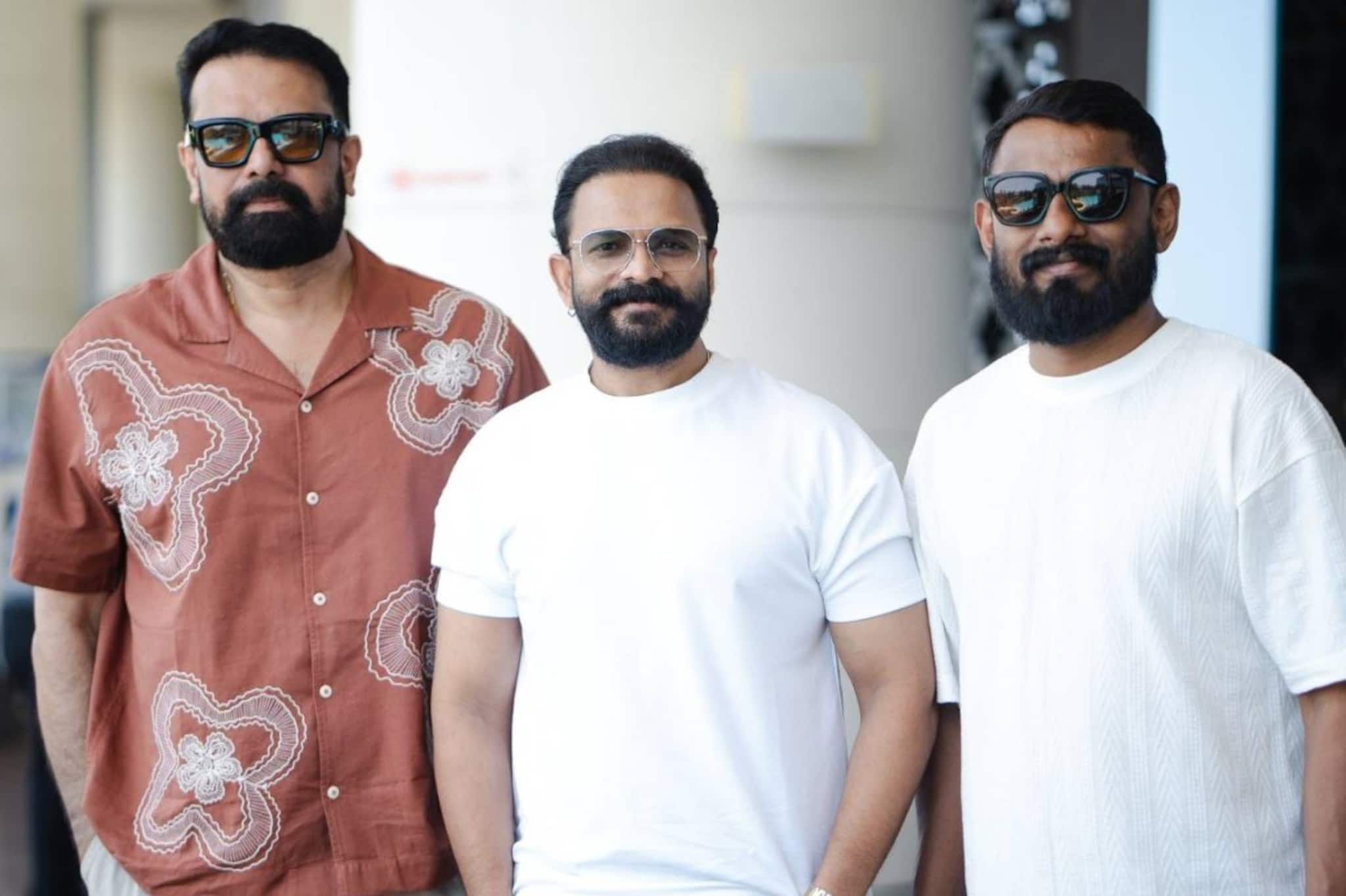 'കളങ്കാവൽ' ടീമിനൊപ്പം നടൻ ജയസൂര്യയും; റാഫിയും ജിതിൻ കെ. ജോസും ചേർന്ന് തിരക്കഥ 'കളങ്കാവൽ' ടീമിനൊപ്പം നടൻ ജയസൂര്യയും; റാഫിയും ജിതിൻ കെ. ജോസും ചേർന്ന് തിരക്കഥ