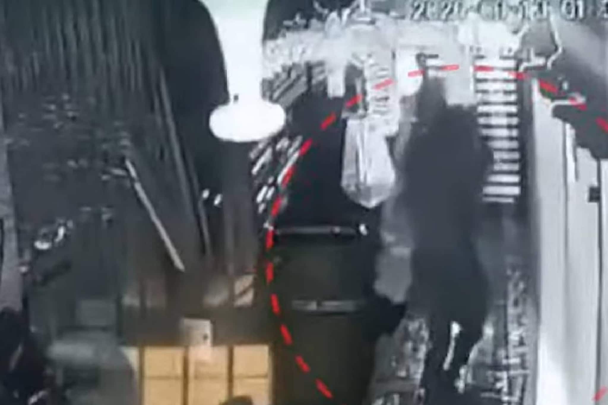 ക്ഷാമത്തിനിടെ ഗ്യാസ് സിലിണ്ടർ മോഷ്ടിക്കാൻ കള്ളത്താക്കോലുമായി എത്തിയ കള്ളനെ ഇൻവെർട്ടറും സിസിടിവിയും കുടുക്കി