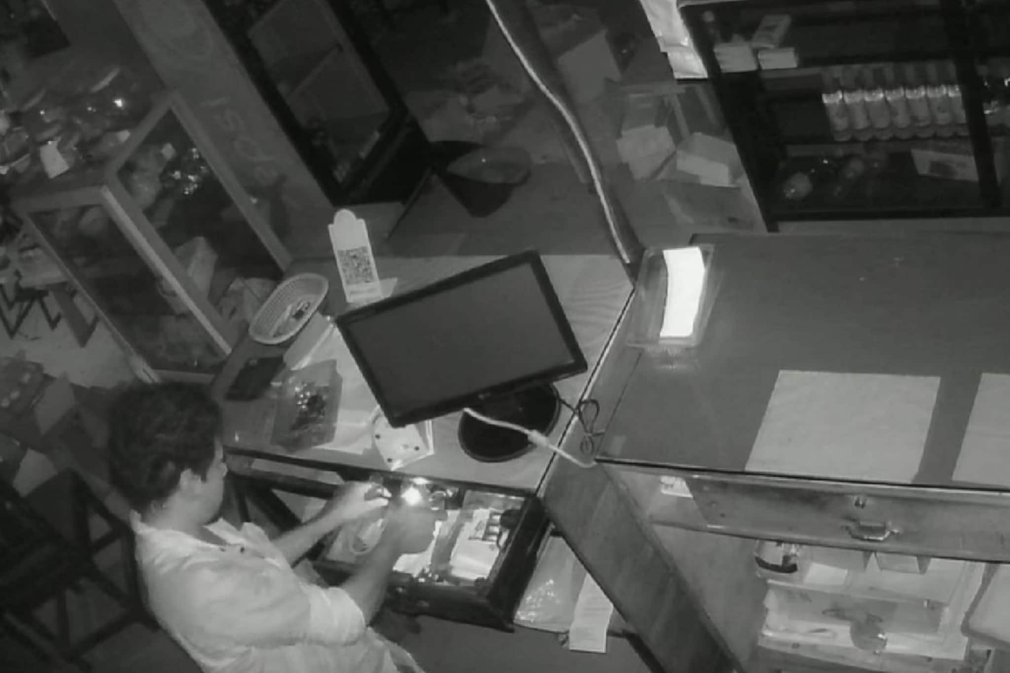 ഹോട്ടലിന്റെ മുൻവശത്തെ വാതിൽ തുറന്ന് മോഷണം; CCTVയിൽ പതിഞ്ഞ പ്രതി ഒരു മാസത്തിനു ശേഷം പിടിയിൽ