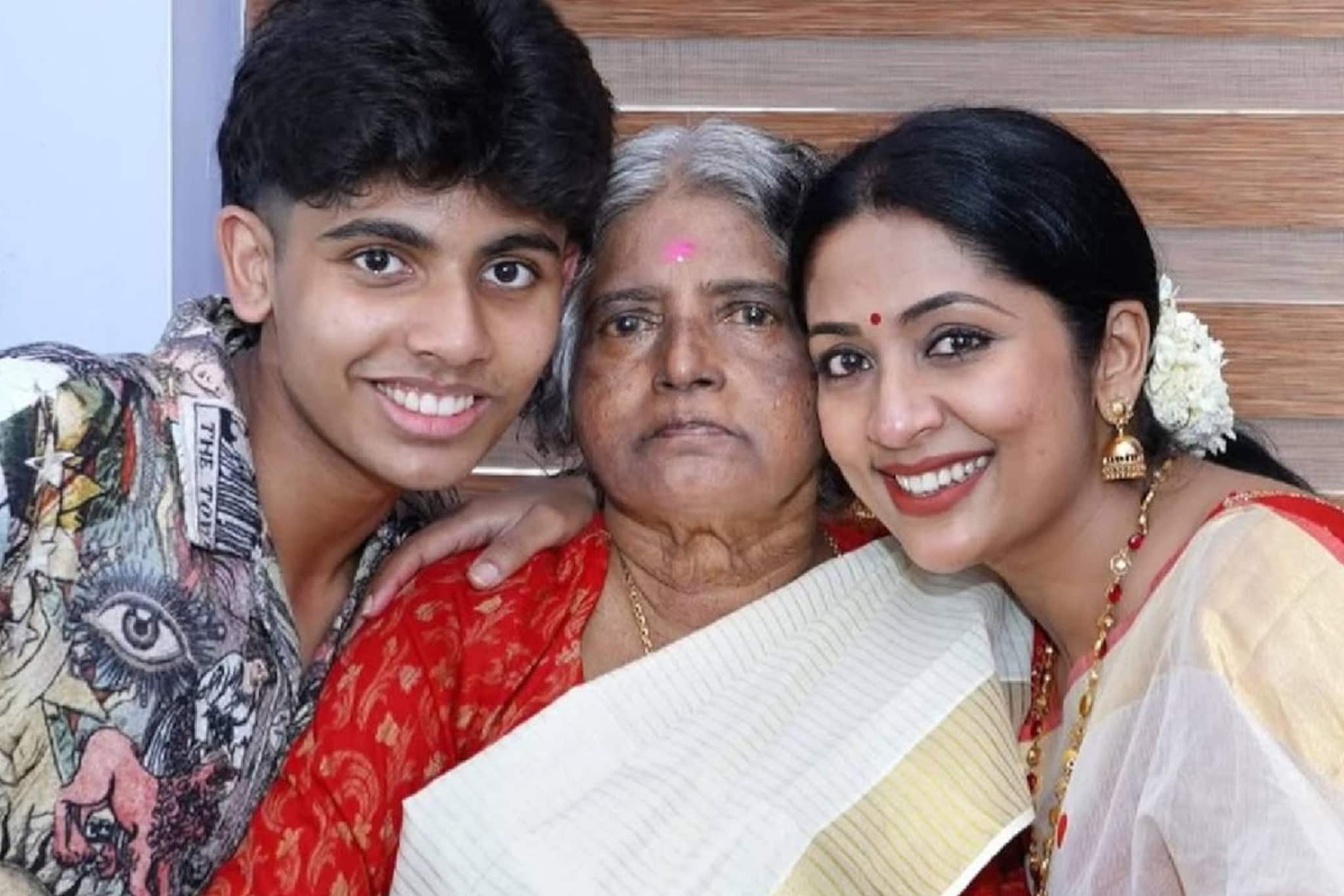 Navya Nair | ഭർതൃമാതാവിന്റെ ഓർമച്ചിത്രങ്ങളിൽ നവ്യക്കൊപ്പം മകനും നാത്തൂനും; സ്നേഹബന്ധം അവരോട് Navya Nair | ഭർതൃമാതാവിന്റെ ഓർമച്ചിത്രങ്ങളിൽ നവ്യക്കൊപ്പം മകനും നാത്തൂനും; സ്നേഹബന്ധം അവരോട്