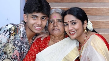 Navya Nair | ഭർതൃമാതാവിന്റെ ഓർമച്ചിത്രങ്ങളിൽ നവ്യക്കൊപ്പം മകനും നാത്തൂനും; സ്നേഹബന്ധം അവരോട് Navya Nair | ഭർതൃമാതാവിന്റെ ഓർമച്ചിത്രങ്ങളിൽ നവ്യക്കൊപ്പം മകനും നാത്തൂനും; സ്നേഹബന്ധം അവരോട്