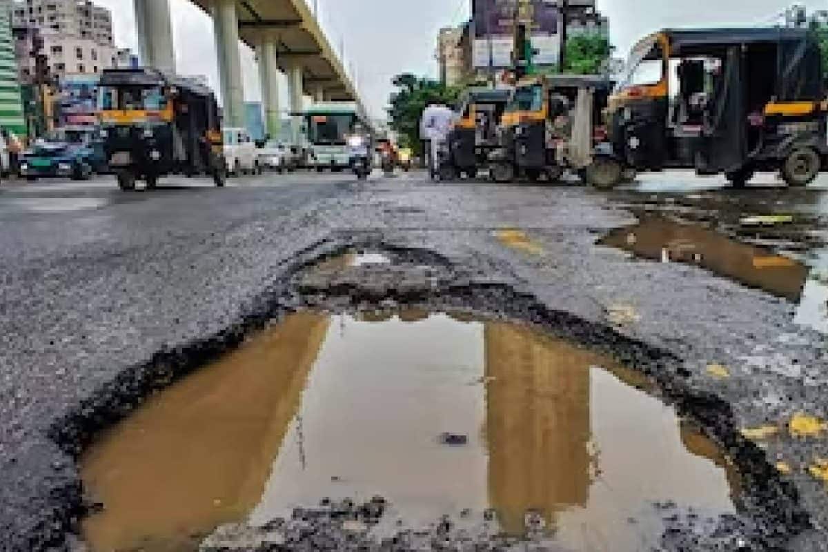 റോഡിലെ കുഴി 'വരമായി'; ഉത്തർപ്രദേശിൽ മസ്തിഷ്ക മരണം സ്ഥിരീകരിച്ച വീട്ടമ്മ ഉയിർത്തെഴുന്നേറ്റു