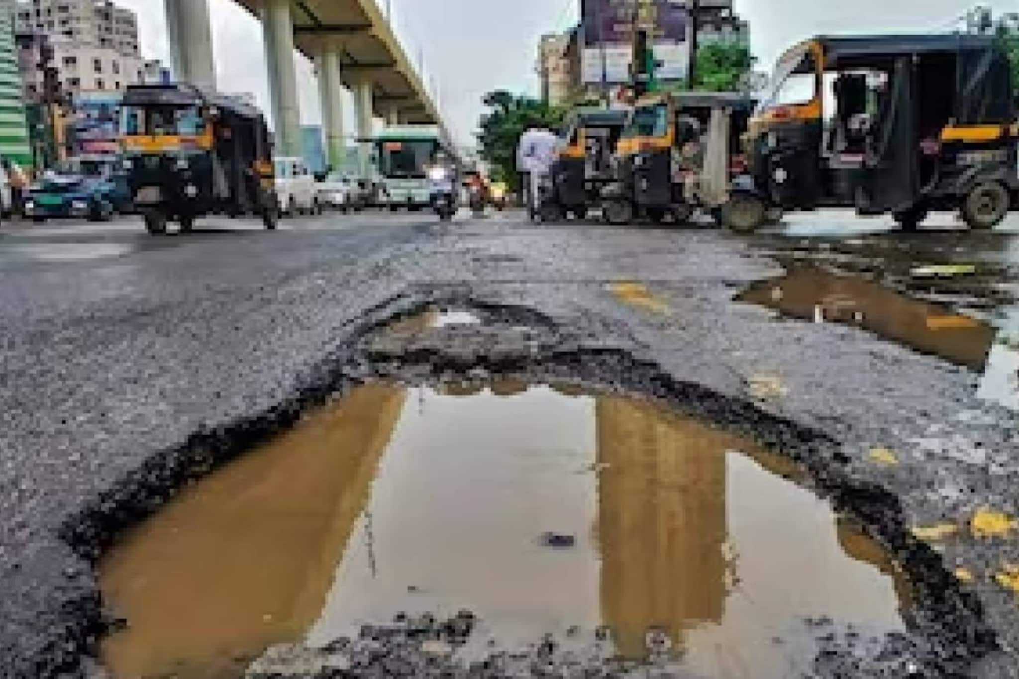 റോഡിലെ കുഴി 'വരമായി'; ഉത്തർപ്രദേശിൽ മസ്തിഷ്ക മരണം സ്ഥിരീകരിച്ച വീട്ടമ്മ ഉയിർത്തെഴുന്നേറ്റു