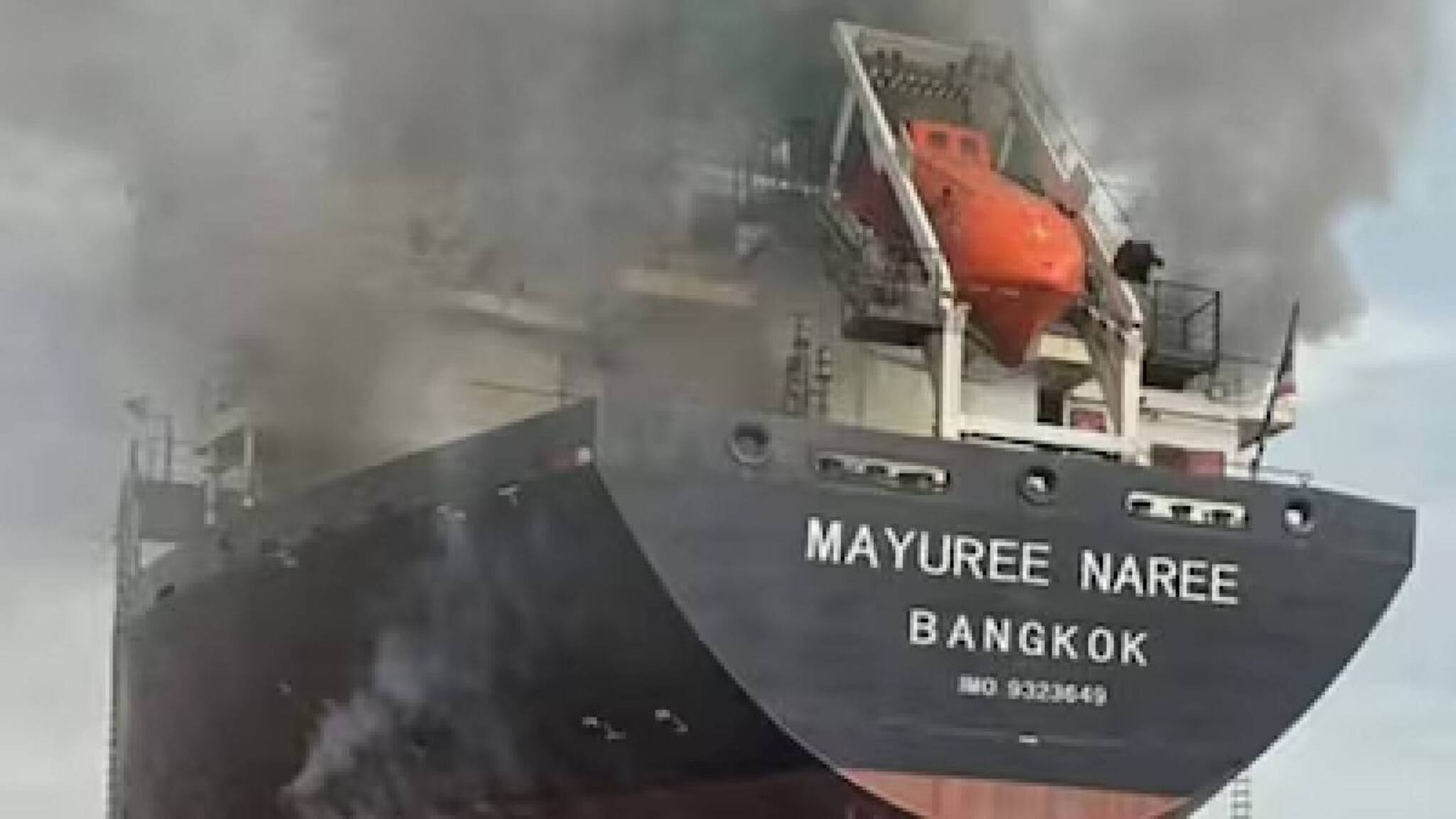 ഗുജറാത്തിലേക്ക് വരികയായിരുന്ന തായ് കപ്പലിന് നേരെ ആക്രമണം; ഹോർമുസ് കടലിടുക്കിൽ കപ്പൽ കത്തിയെരിഞ്ഞു, 20 പേരെ രക്ഷപ്പെടുത്തി