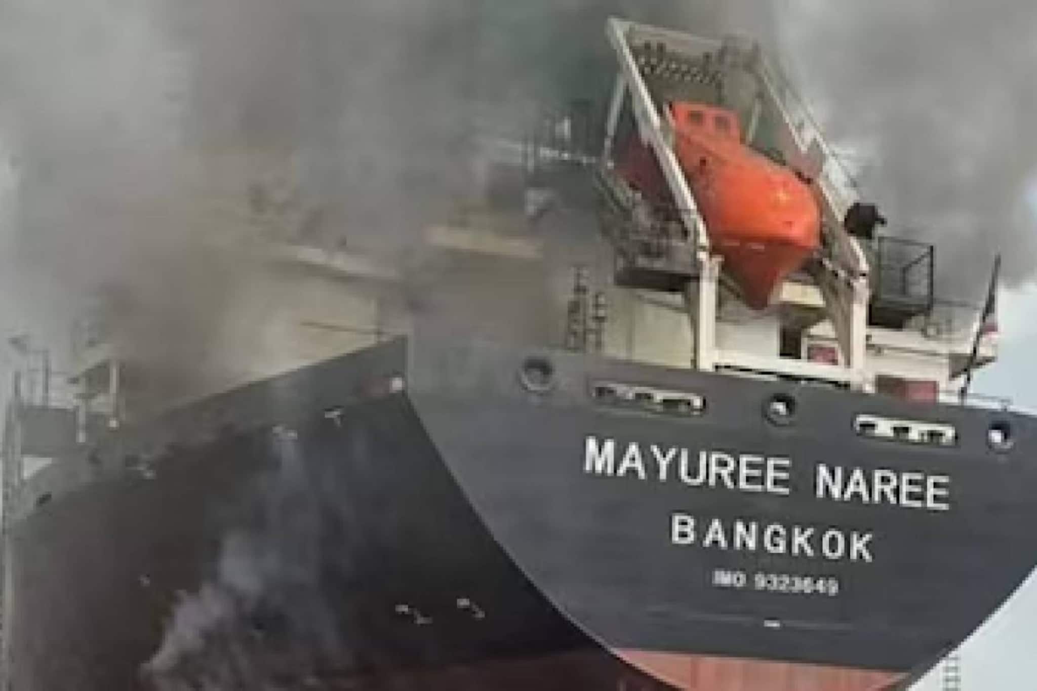 ഗുജറാത്തിലേക്ക് വരികയായിരുന്ന തായ് കപ്പലിന് നേരെ ആക്രമണം; ഹോർമുസ് കടലിടുക്കിൽ കപ്പൽ കത്തിയെരിഞ്ഞു