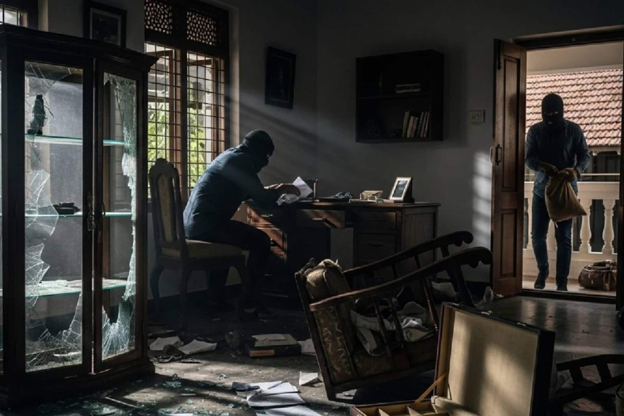 കോഴിക്കോട് സൈബർ സെക്യൂരിറ്റി വിദഗ്ധന്റെ വീട്ടില് മോഷണം; പട്ടാപ്പകൽ വീട് കുത്തി തുറന്ന് 18 പവൻ സ്വർണം കവർന്നു കോഴിക്കോട് സൈബർ സെക്യൂരിറ്റി വിദഗ്ധന്റെ വീട്ടില് മോഷണം; പട്ടാപ്പകൽ വീട് കുത്തി തുറന്ന് 18 പവൻ സ്വർണം കവർന്നു