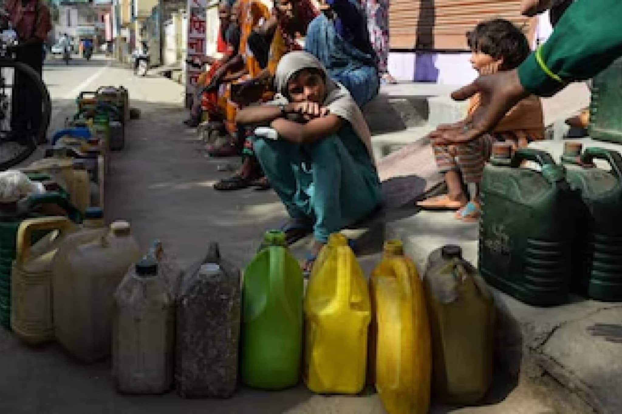 മണ്ണെണ്ണ വിതരണം സുഗമമാക്കാൻ കേന്ദ്രം; 60 ദിവസത്തേക്ക് പമ്പുകൾ വഴി വിൽക്കാം