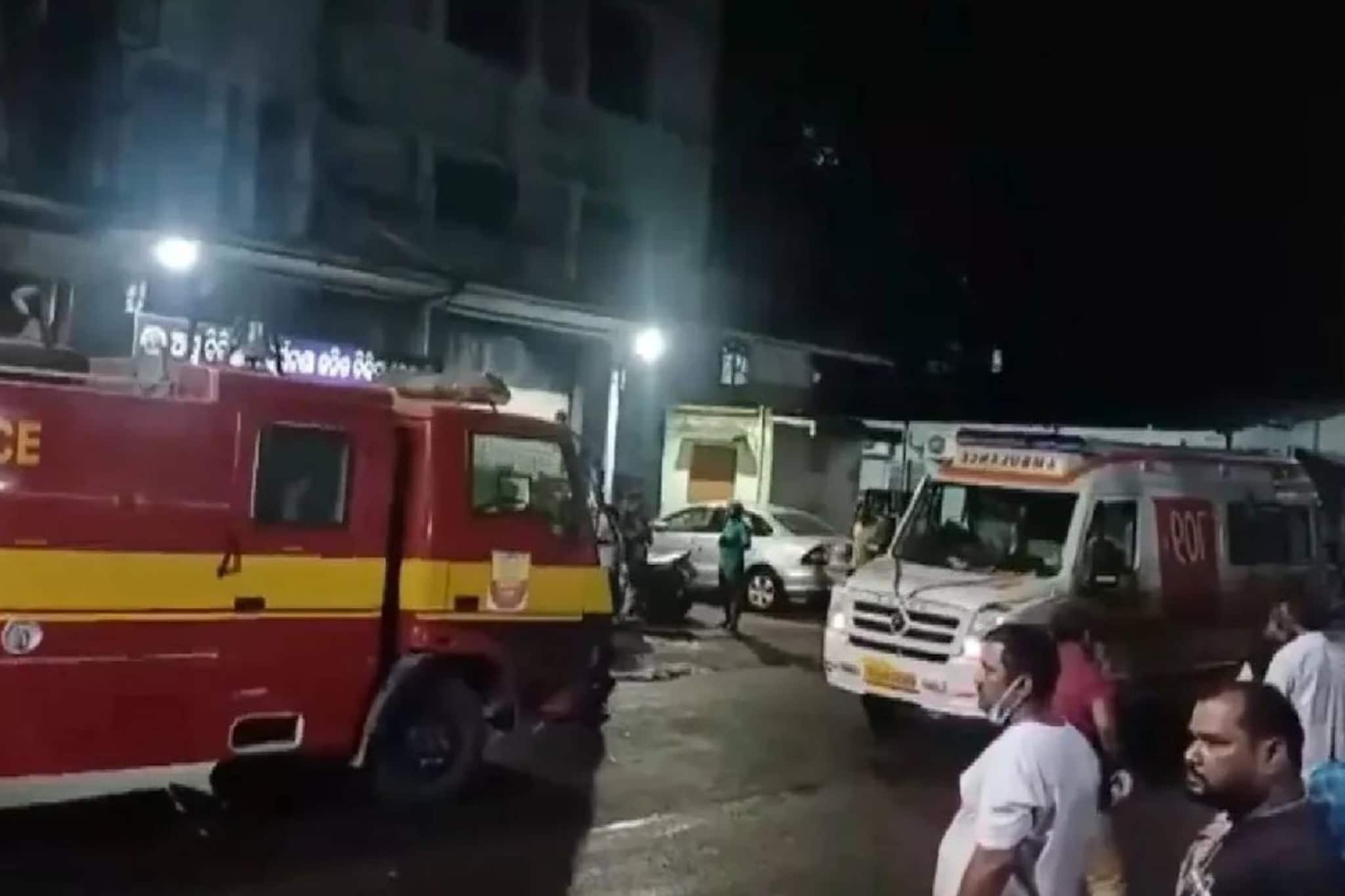 ഒഡീഷയിലെ എസ് സിബി മെഡിക്കൽ കോളേജ് ആശുപത്രിയിൽ വൻ തീപിടിത്തം; 10 രോഗികൾ മരിച്ചു ഒഡീഷയിലെ എസ് സിബി മെഡിക്കൽ കോളേജ് ആശുപത്രിയിൽ വൻ തീപിടിത്തം; 10 രോഗികൾ മരിച്ചു