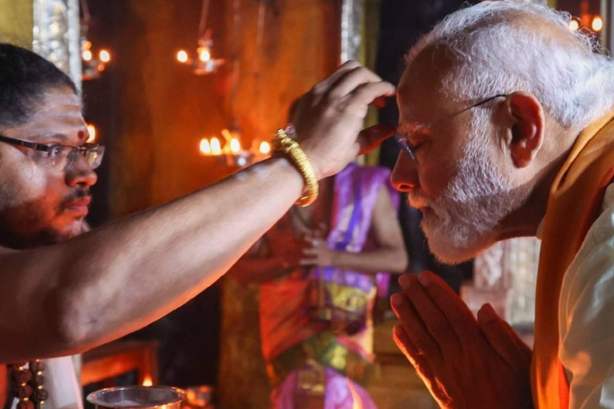 പ്രധാനമന്ത്രി നരേന്ദ്ര മോദി തിരുപ്രംകുണ്‌ട്രം സുബ്രഹ്മണ്യസ്വാമി ക്ഷേത്രത്തിൽ ദർശനം നടത്തി