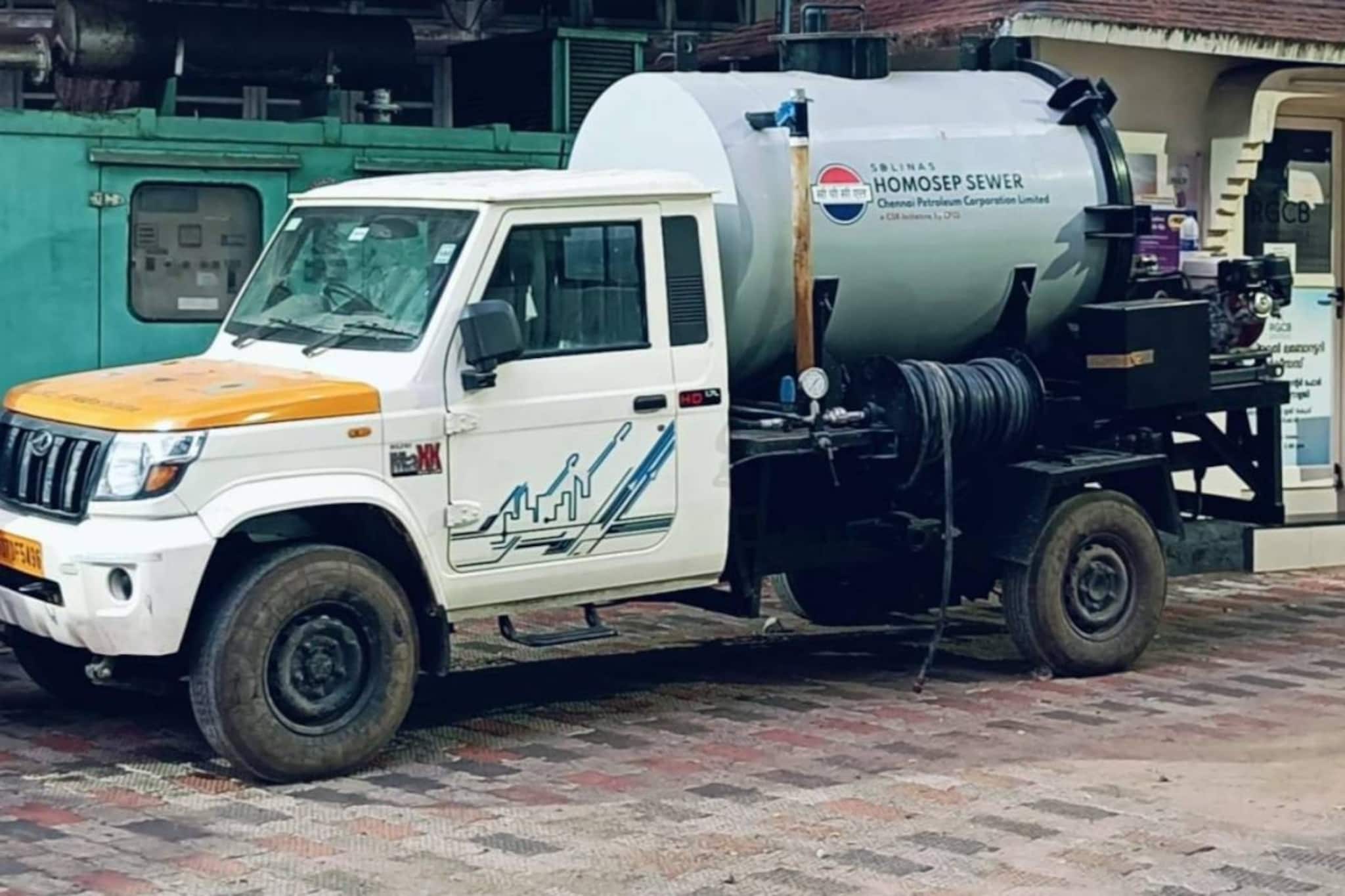 തിരുവനന്തപുരം നഗരത്തെ 'ക്ലീൻ' ആക്കാൻ 'സ്കാവഞ്ചിംഗ് മെഷീൻ', ചെന്നൈ പെട്രോളിയം കോർപറേഷന്റെ കൈത്താങ്ങ്! തിരുവനന്തപുരം നഗരത്തെ 'ക്ലീൻ' ആക്കാൻ 'സ്കാവഞ്ചിംഗ് മെഷീൻ', ചെന്നൈ പെട്രോളിയം കോർപറേഷന്റെ കൈത്താങ്ങ്!