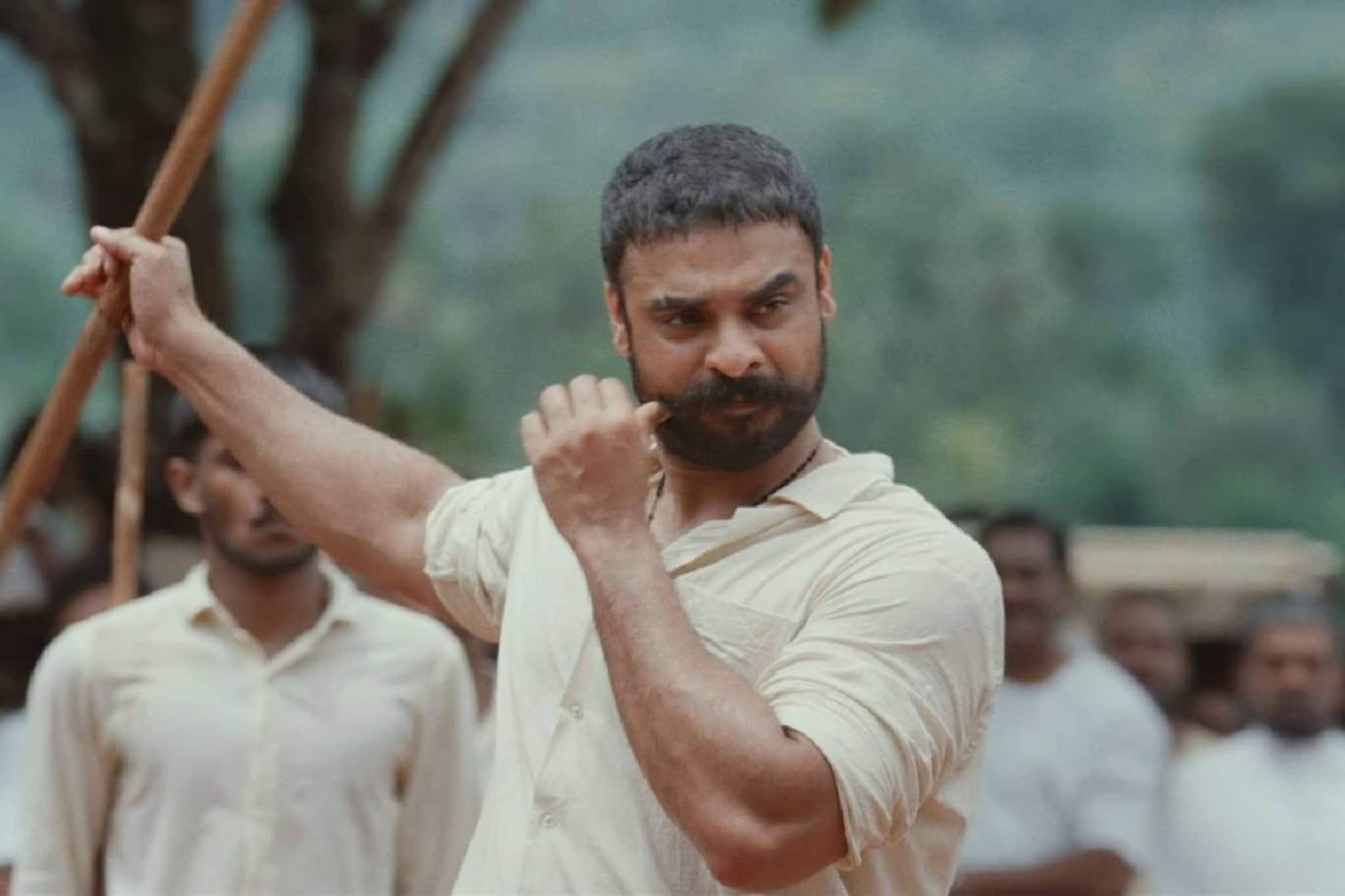 കള്ളൻ മണിയനെ കടത്തിവെട്ടുമോ? ആയുധ പരിശീലകനായുള്ള ടൊവിനോ തോമസിന്റെ 'പള്ളിച്ചട്ടമ്പി'യിലെ മാവീരൻ കള്ളൻ മണിയനെ കടത്തിവെട്ടുമോ? ആയുധ പരിശീലകനായുള്ള ടൊവിനോ തോമസിന്റെ 'പള്ളിച്ചട്ടമ്പി'യിലെ മാവീരൻ