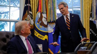 യുഎസ് പ്രസിഡന്റ് ഡൊണാൾഡ് ട്രംപ് യുഎസ് ട്രഷറി സെക്രട്ടറി സ്കോട്ട് ബെസെന്റുമായി സംസാരിക്കുന്നു