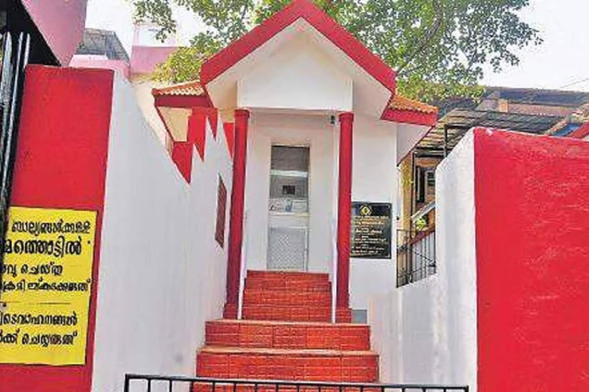 തിരുവനന്തപുരത്തെ 'അമ്മത്തൊട്ടിലിൽ' വ്യത്യസ്ത അതിഥി; അലാറം മുഴങ്ങി നോക്കുമ്പോൾ കണ്ടത് കിഴി തിരുവനന്തപുരത്തെ 'അമ്മത്തൊട്ടിലിൽ' വ്യത്യസ്ത അതിഥി; അലാറം മുഴങ്ങി നോക്കുമ്പോൾ കണ്ടത് കിഴി