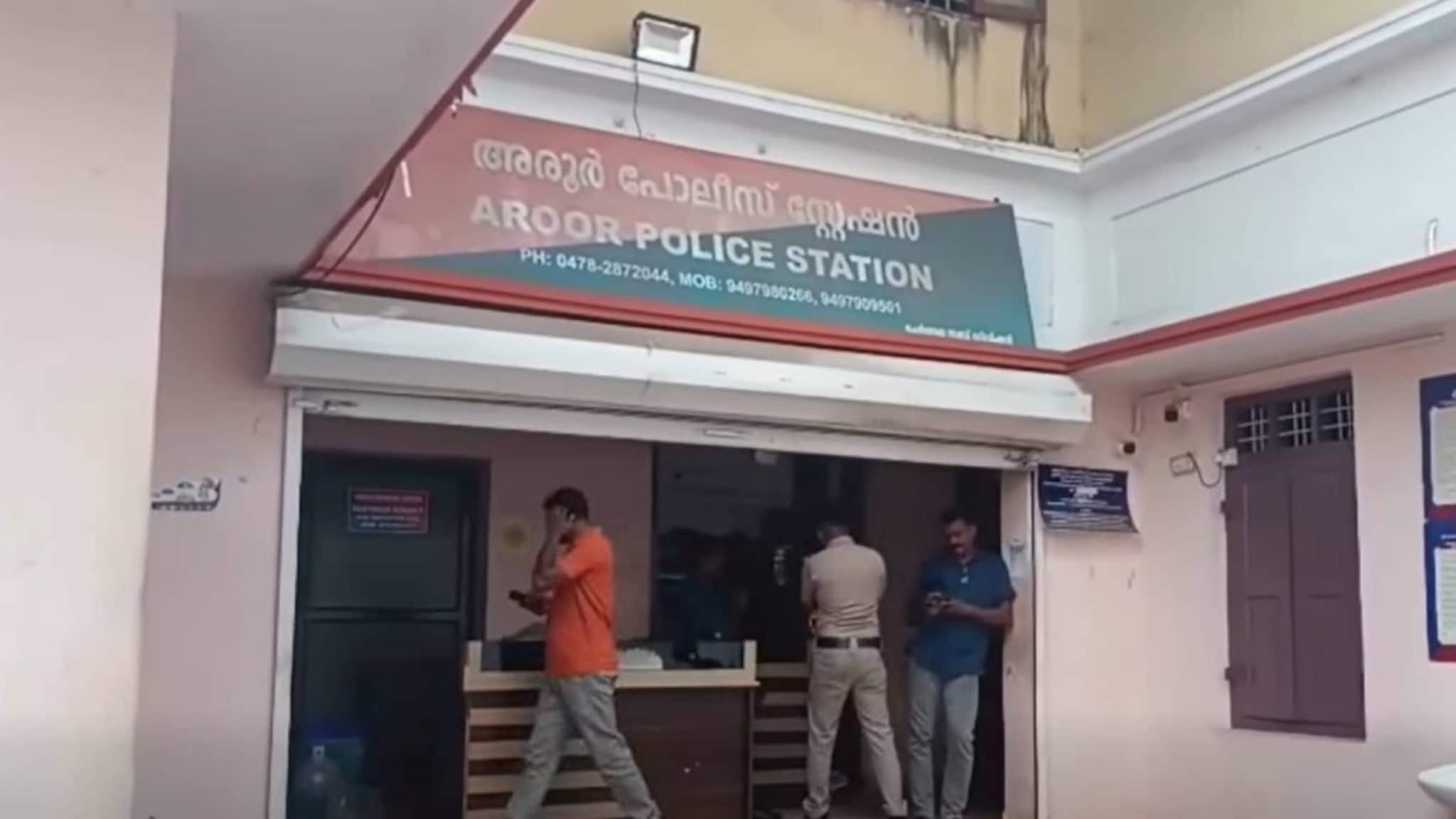 നാലുവർഷം മുൻപ് തൻ്റെ ഭാര്യയുമായി നാടുവിട്ട് വിവാഹം ചെയ്ത യുവാവിന്റെ കൈ മുൻ ഭർത്താവ് തല്ലിയൊടിച്ചു നാലുവർഷം മുൻപ് തൻ്റെ ഭാര്യയുമായി നാടുവിട്ട് വിവാഹം ചെയ്ത യുവാവിന്റെ കൈ മുൻ ഭർത്താവ് തല്ലിയൊടിച്ചു