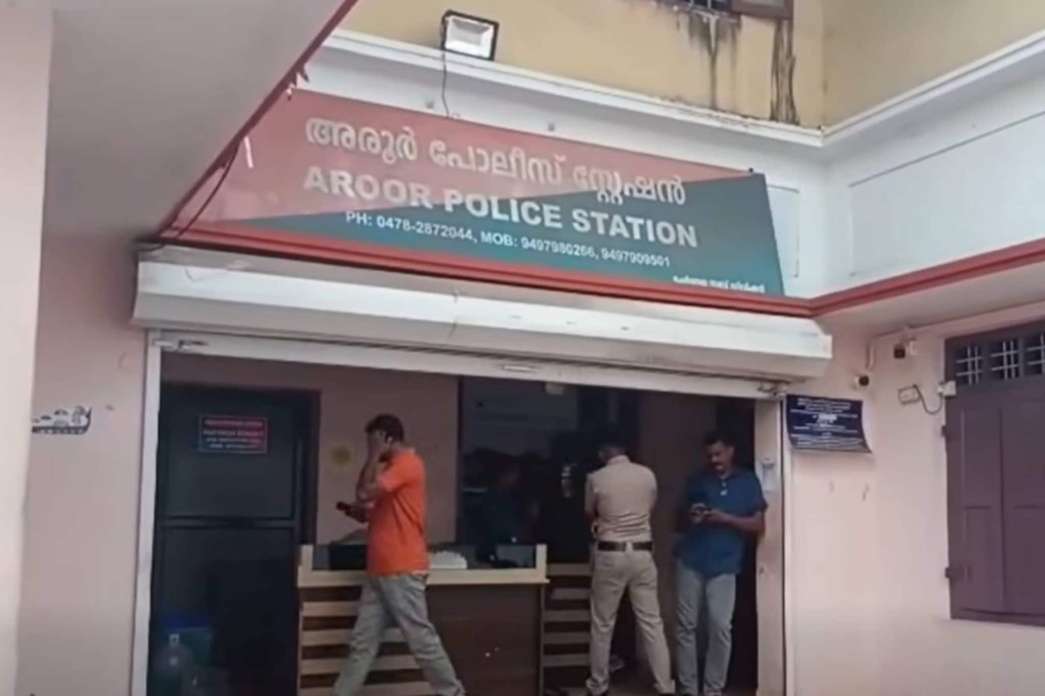 നാലുവർഷം മുൻപ് തൻ്റെ ഭാര്യയുമായി നാടുവിട്ട് വിവാഹം ചെയ്ത യുവാവിന്റെ കൈ മുൻ ഭർത്താവ് തല്ലിയൊടിച്ചു നാലുവർഷം മുൻപ് തൻ്റെ ഭാര്യയുമായി നാടുവിട്ട് വിവാഹം ചെയ്ത യുവാവിന്റെ കൈ മുൻ ഭർത്താവ് തല്ലിയൊടിച്ചു