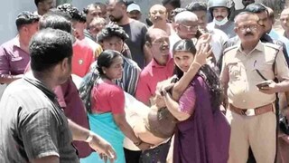 ഓമന അമ്മയെ ആശുപത്രിയിലേക്ക് മാറ്റുന്നു