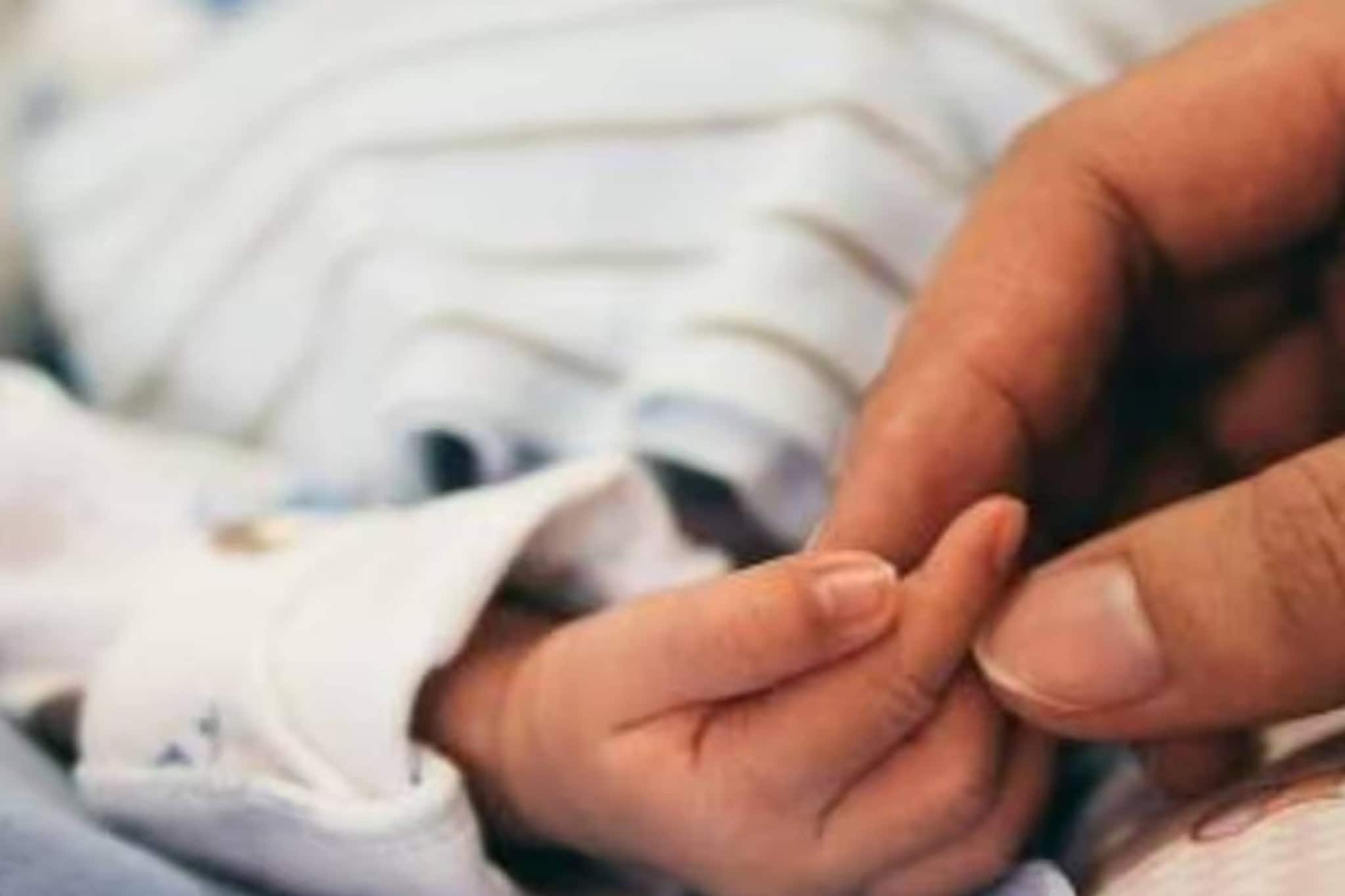 കുഞ്ഞിനെ സഹയാത്രികന്റെ കൈയ്യിൽ ഏൽപ്പിച്ച് യുവതി സ്ഥലംവിട്ടു; യുവാവ് ട്രെയിനിൽ കാത്തിരുന്നത് മണിക്കൂറുകളോളം