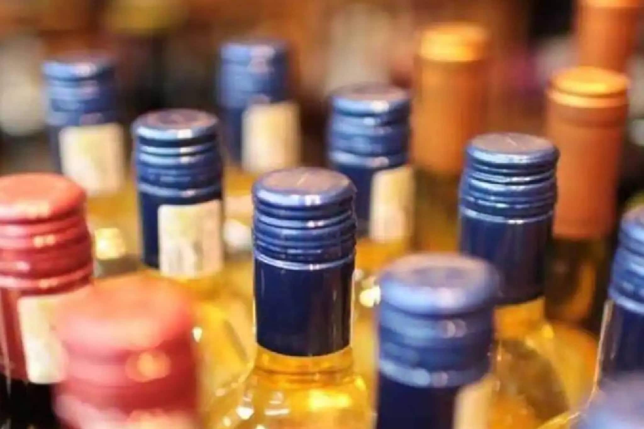 ബെവ്‌കോയിലേക്ക് ലോഡുമായി എത്തിയ ലോറിയിൽ നിന്നും മദ്യക്കുപ്പികൾ മോഷ്ടിച്ചയാൾ പിടിയിൽ