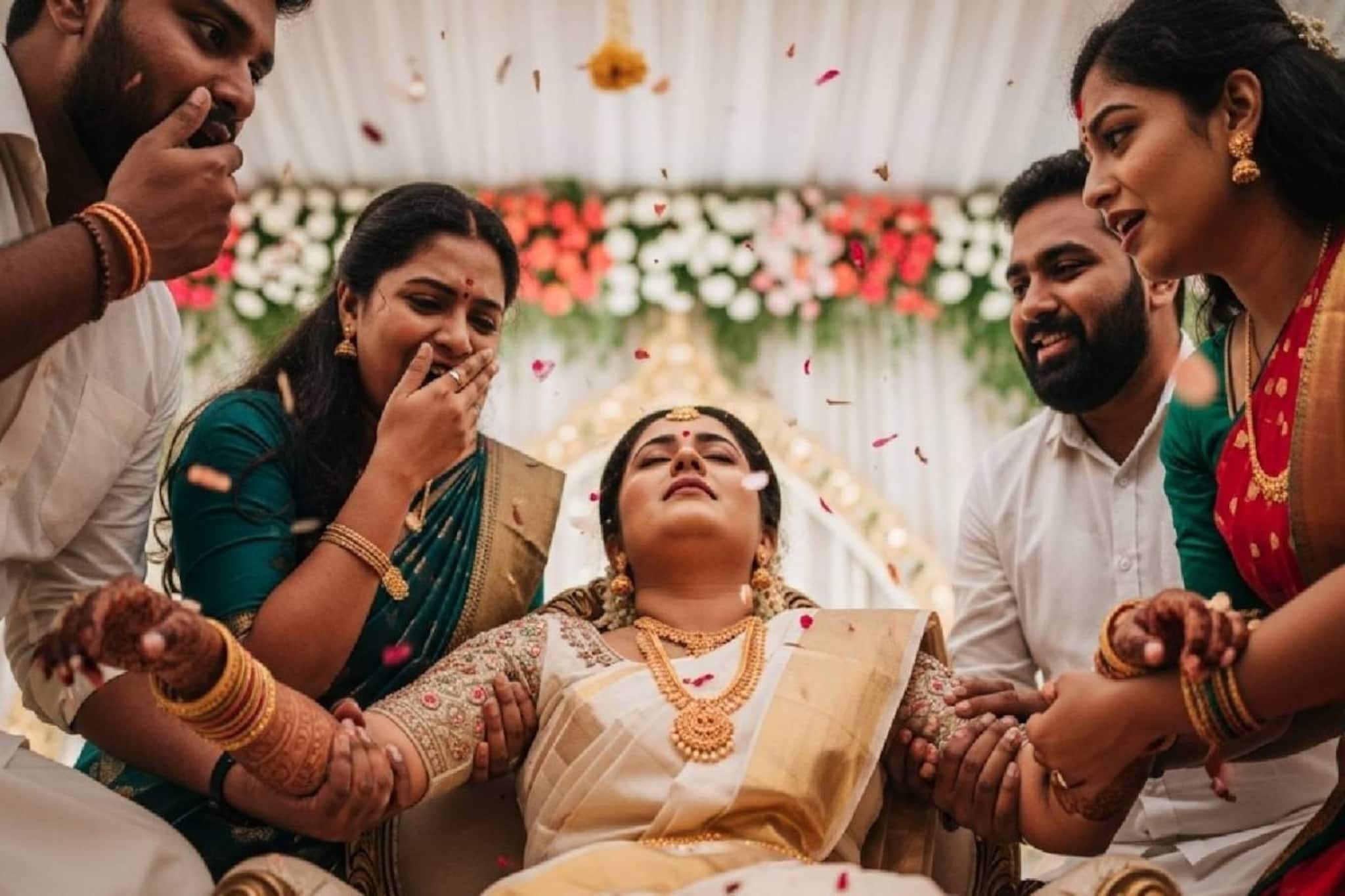 വിവാഹദിനത്തിൽ കൂട്ടുകാരുടെ 'സർപ്രൈസ്' താങ്ങാനാകാതെ വധു ബോധംകെട്ടുവീണു വിവാഹദിനത്തിൽ കൂട്ടുകാരുടെ 'സർപ്രൈസ്' താങ്ങാനാകാതെ വധു ബോധംകെട്ടുവീണു