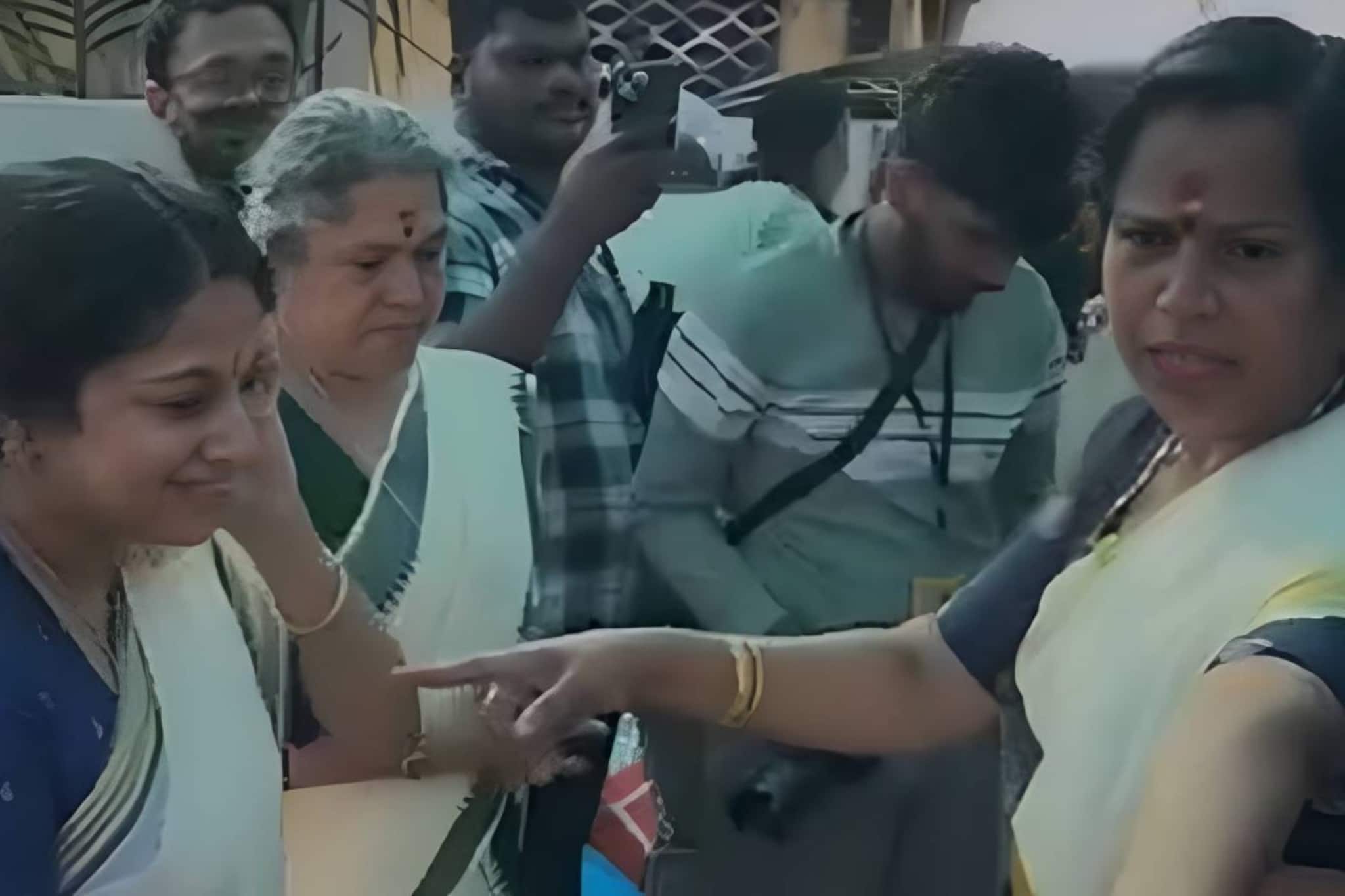 'മതി നിര്ത്തിക്കോ..!' പൊങ്കാലയ്ക്കിടെ നടി ചിപ്പിയെ വിടാതെ കൂടിയ ചാനലുകാരോട് പൊട്ടിത്തെറിച്ച് വീട്ടമ്മ 'മതി നിര്ത്തിക്കോ..!' പൊങ്കാലയ്ക്കിടെ നടി ചിപ്പിയെ വിടാതെ കൂടിയ ചാനലുകാരോട് പൊട്ടിത്തെറിച്ച് വീട്ടമ്മ