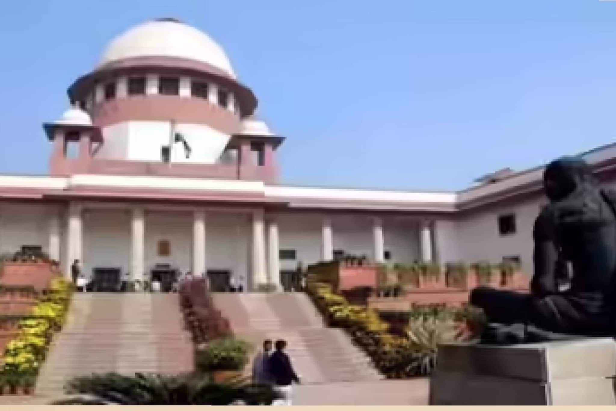 'കൈയ്യിൽ മൊബൈലുള്ളവരെല്ലാം മാധ്യമം!' നീതിപൂർവമായ വിചാരണയ്ക്ക് സോഷ്യൽ മീഡിയ വെല്ലുവിളി; സുപ്രീം കോടതി 'കൈയ്യിൽ മൊബൈലുള്ളവരെല്ലാം മാധ്യമം!' നീതിപൂർവമായ വിചാരണയ്ക്ക് സോഷ്യൽ മീഡിയ വെല്ലുവിളി; സുപ്രീം കോടതി