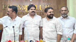 അഡ്വ. ആർ കൃഷ്ണകുമാർ (ഇടത് നിന്ന് രണ്ടാമത്)