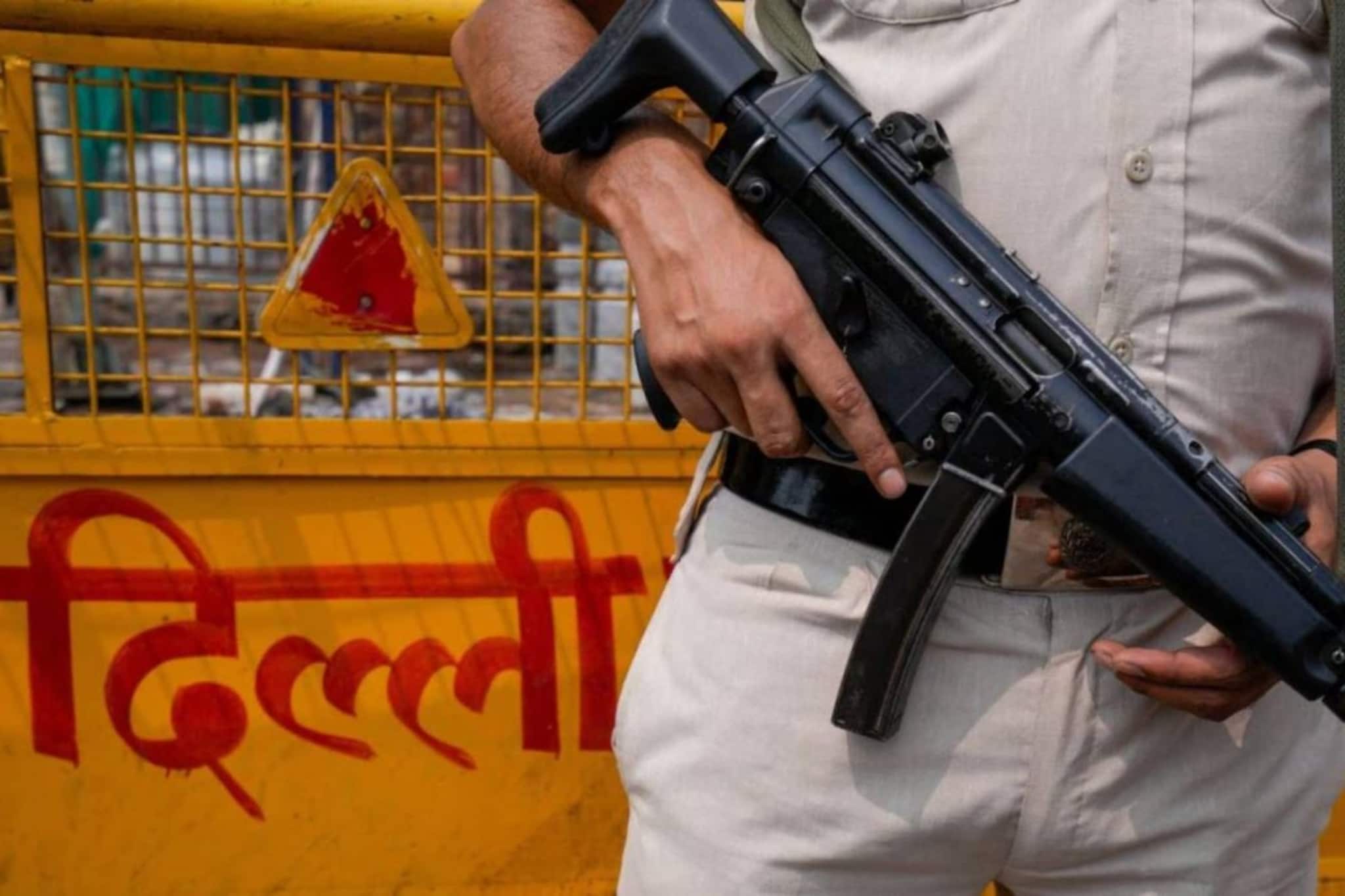 ആയിരത്തിലേറെ വ്യാജ ബോംബ് ഭീഷണികൾ; രാജ്യമാകെ പരിഭ്രാന്തി പരത്തിയ തൊഴിൽരഹിതനായ 47കാരൻ പിടിയിൽ ആയിരത്തിലേറെ വ്യാജ ബോംബ് ഭീഷണികൾ; രാജ്യമാകെ പരിഭ്രാന്തി പരത്തിയ തൊഴിൽരഹിതനായ 47കാരൻ പിടിയിൽ