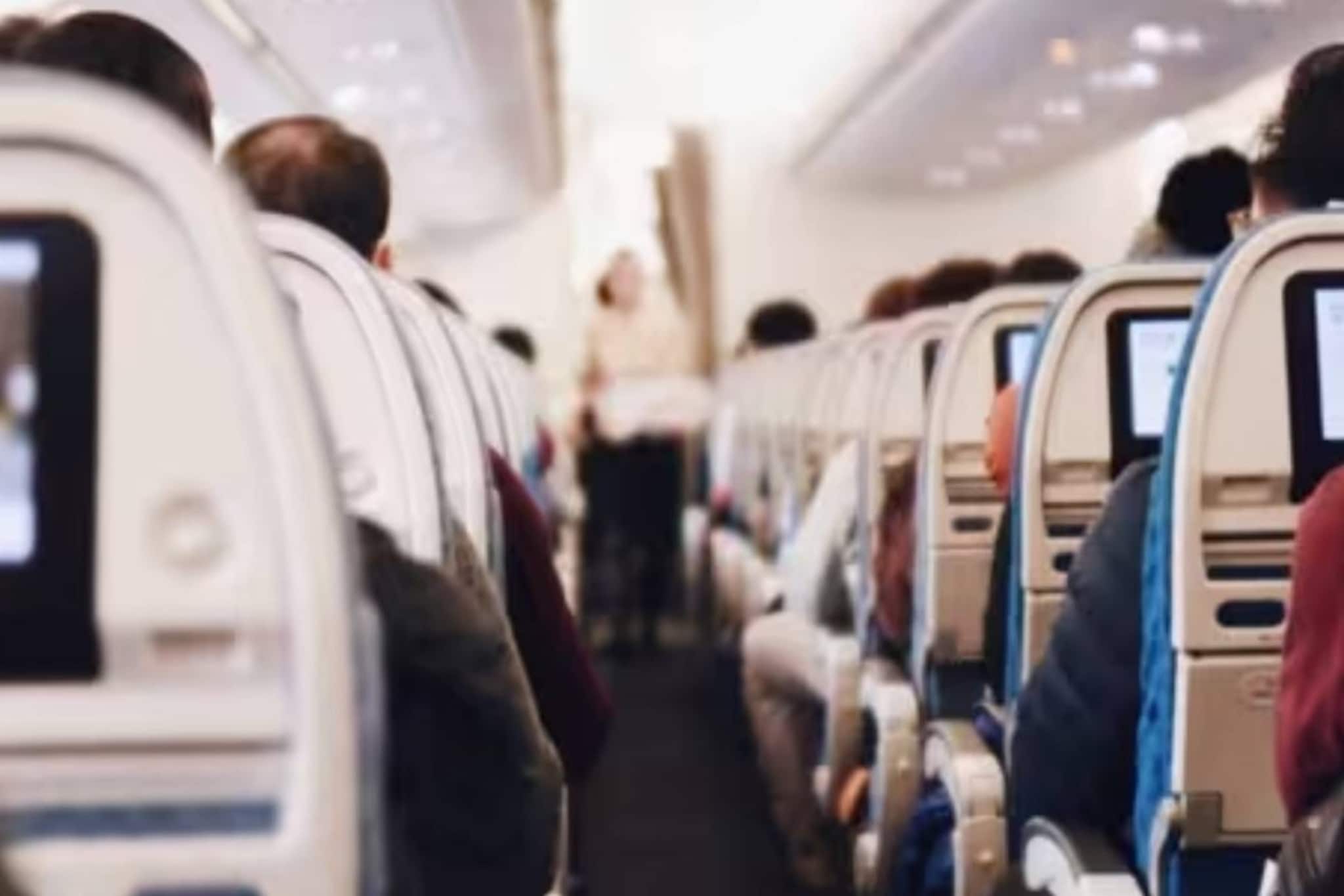 സീറ്റ് മാറുന്നതിനെ ചൊല്ലി തർക്കം, ഇന്ത്യക്കാരനെ വിമാനത്തിൽ നിന്ന് പുറത്താക്കി സീറ്റ് മാറുന്നതിനെ ചൊല്ലി തർക്കം, ഇന്ത്യക്കാരനെ വിമാനത്തിൽ നിന്ന് പുറത്താക്കി