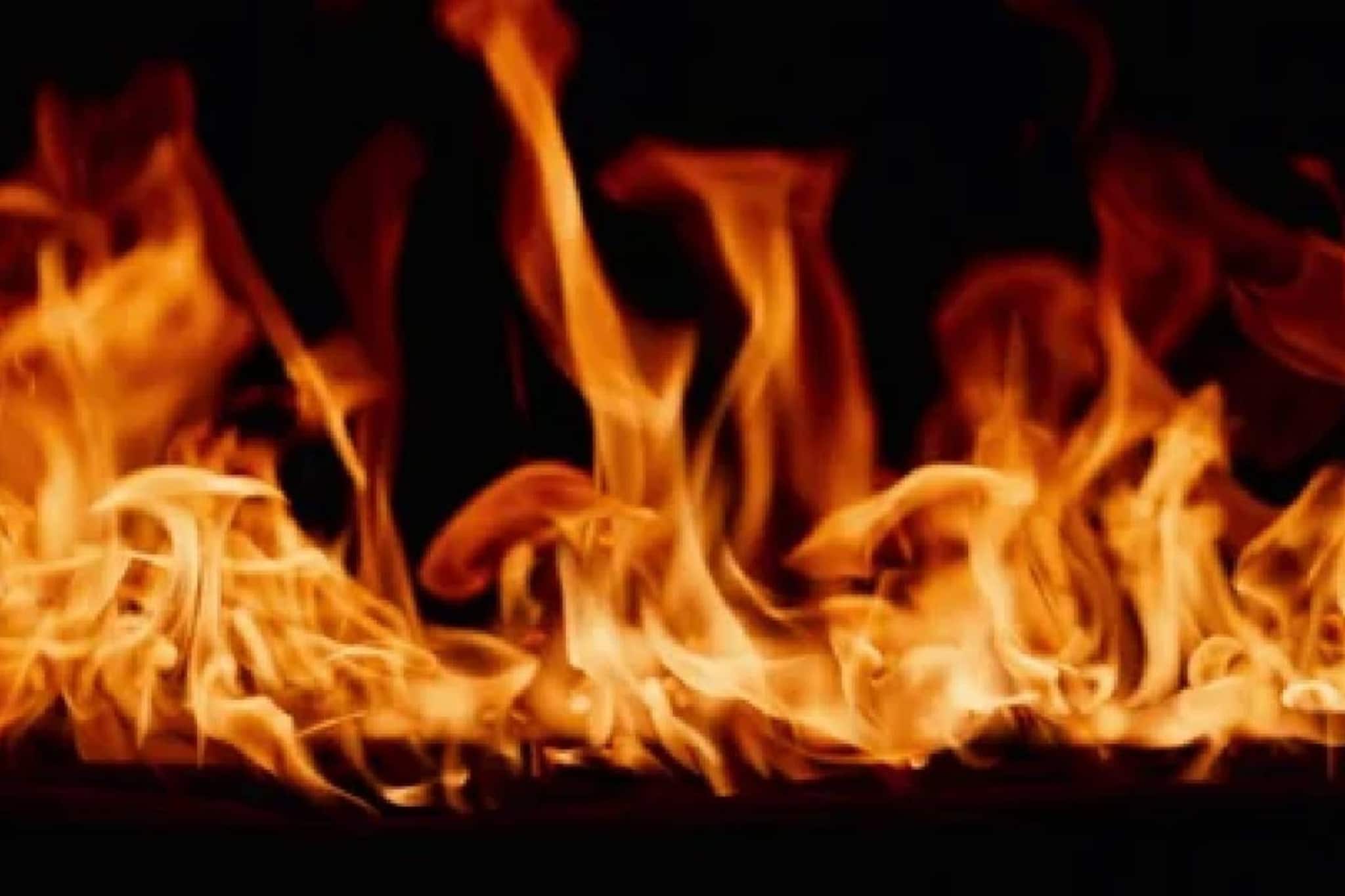 ഒപ്പം താമസിച്ചിരുന്നയാൾ യുവതിയുടെ ശരീരത്ത് മദ്യം ഒഴിച്ച് തീ കൊളുത്തി ഒപ്പം താമസിച്ചിരുന്നയാൾ യുവതിയുടെ ശരീരത്ത് മദ്യം ഒഴിച്ച് തീ കൊളുത്തി