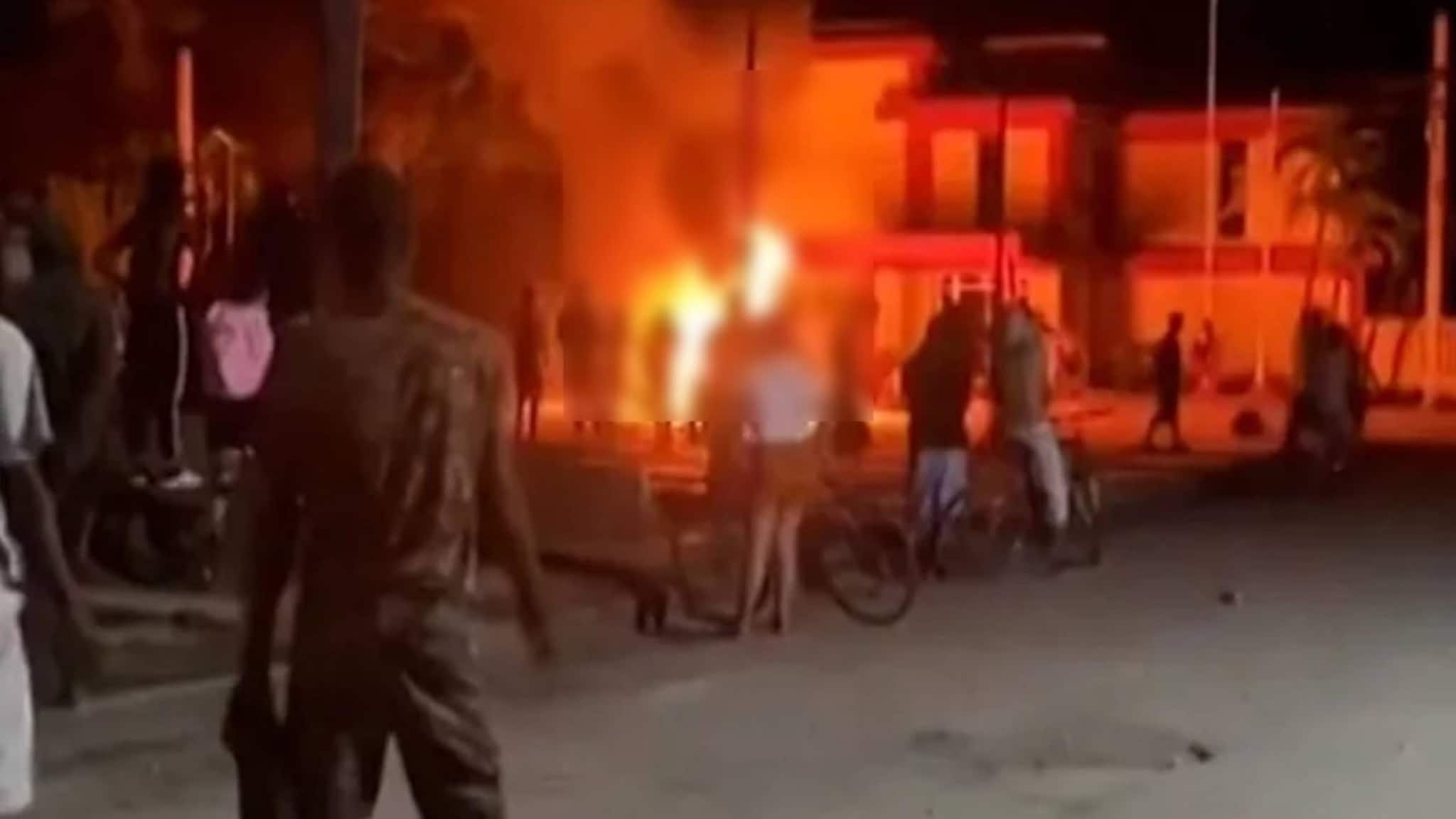 ക്യൂബയിൽ വൈദ്യുതിതടസം രൂക്ഷമായതിൽ പ്രതിഷേധിച്ച് കമ്യൂണിസ്റ്റ് പാർട്ടി ഓഫീസിന് തീയിട്ടു