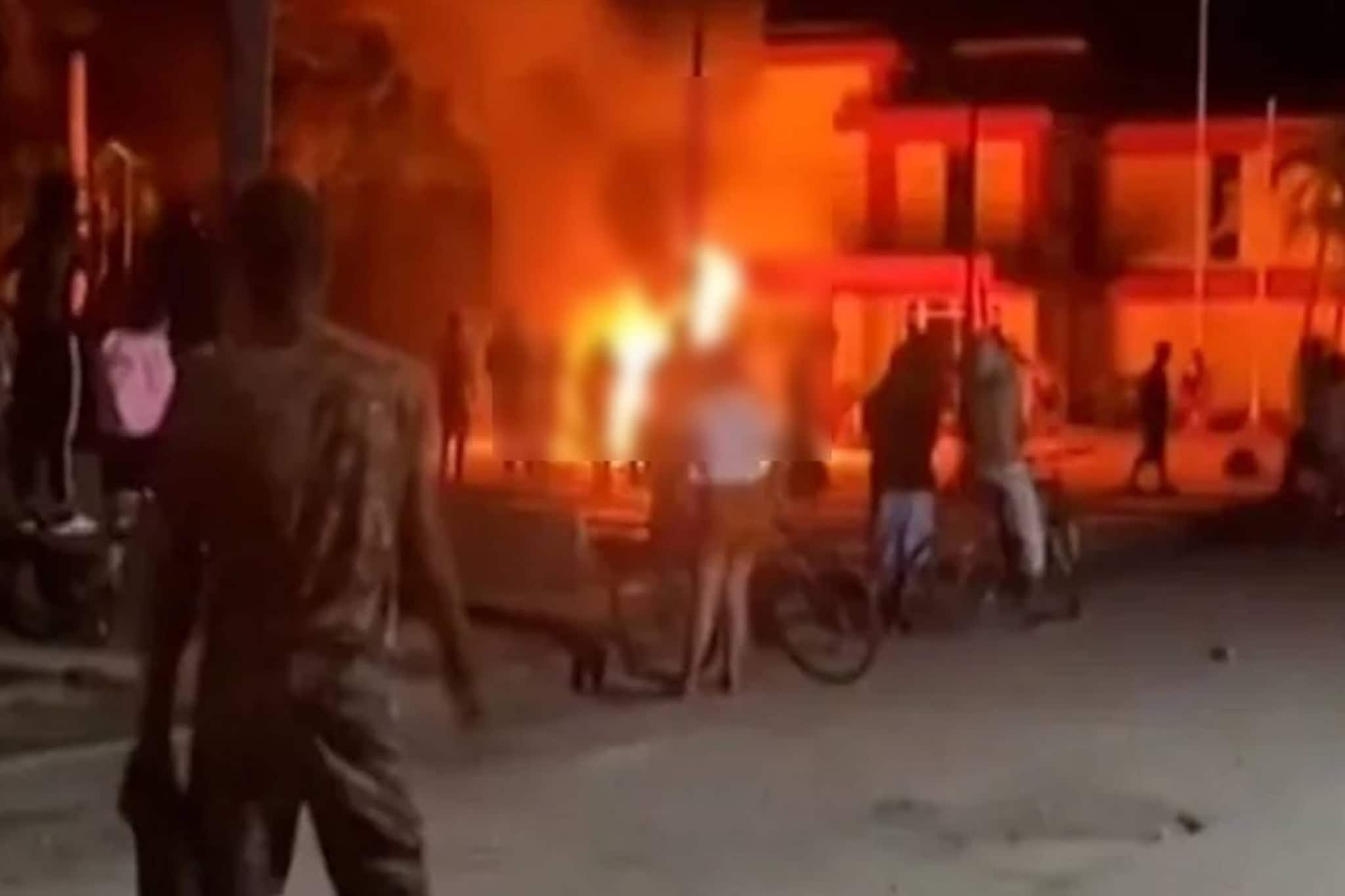 ക്യൂബയിൽ വൈദ്യുതിതടസം രൂക്ഷമായതിൽ പ്രതിഷേധിച്ച് കമ്യൂണിസ്റ്റ് പാർട്ടി ഓഫീസിന് തീയിട്ടു ക്യൂബയിൽ വൈദ്യുതിതടസം രൂക്ഷമായതിൽ പ്രതിഷേധിച്ച് കമ്യൂണിസ്റ്റ് പാർട്ടി ഓഫീസിന് തീയിട്ടു