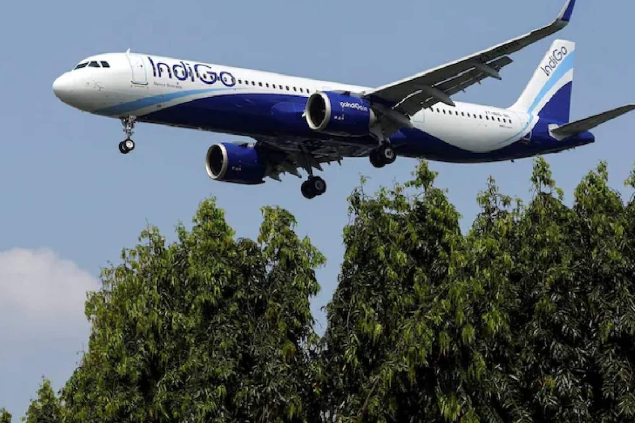 'ഇത് ഞാനല്ല പ്രേതമാണ് !' ലാൻഡിങിനിടെ വിമാനത്തിന്റെ എമർജൻസി വാതിൽ തുറക്കാൻ ശ്രമം നടത്തി യുവാവ്